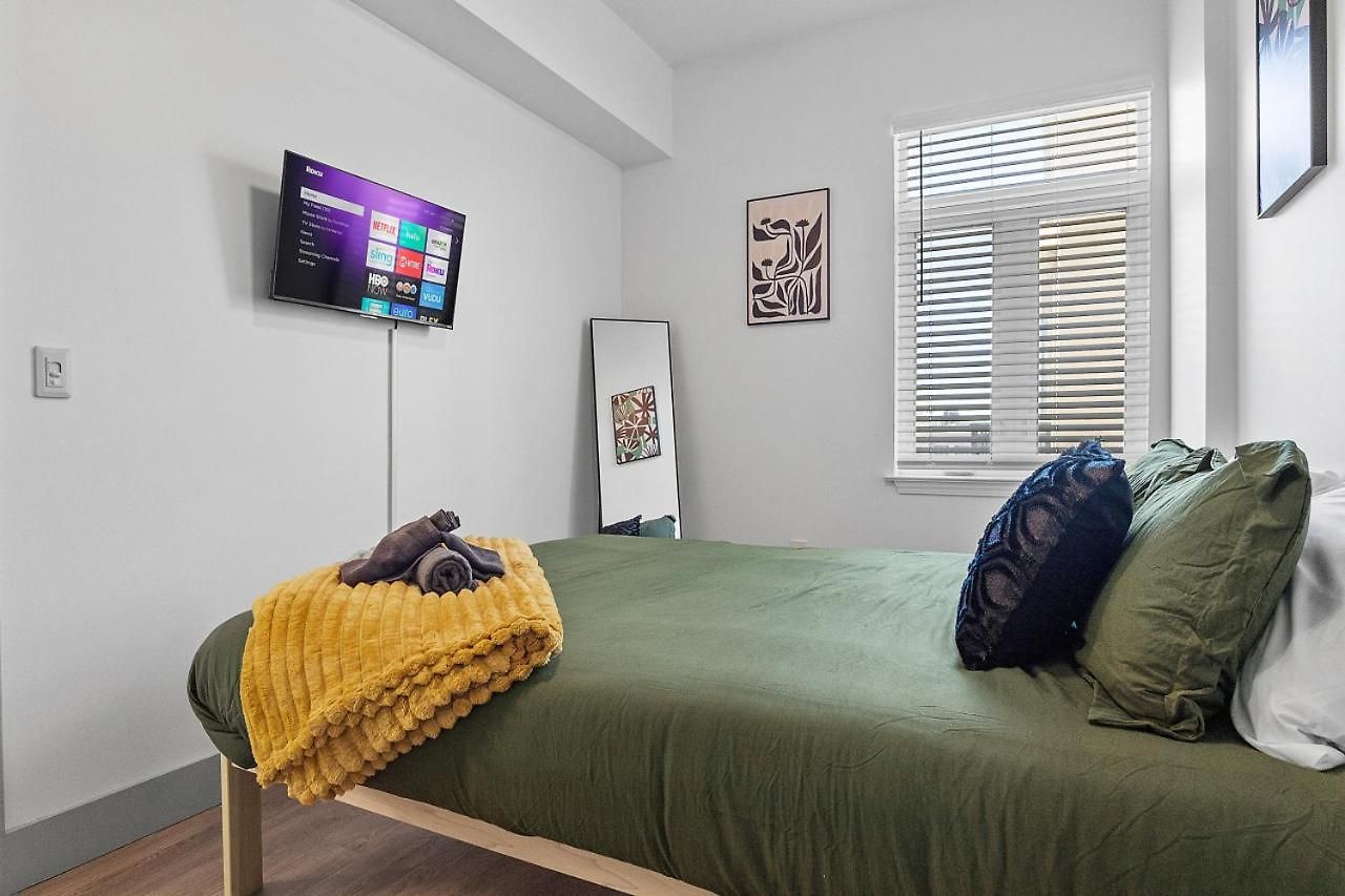Midnight Marvel - Amazing Views, Free Parking Apartment