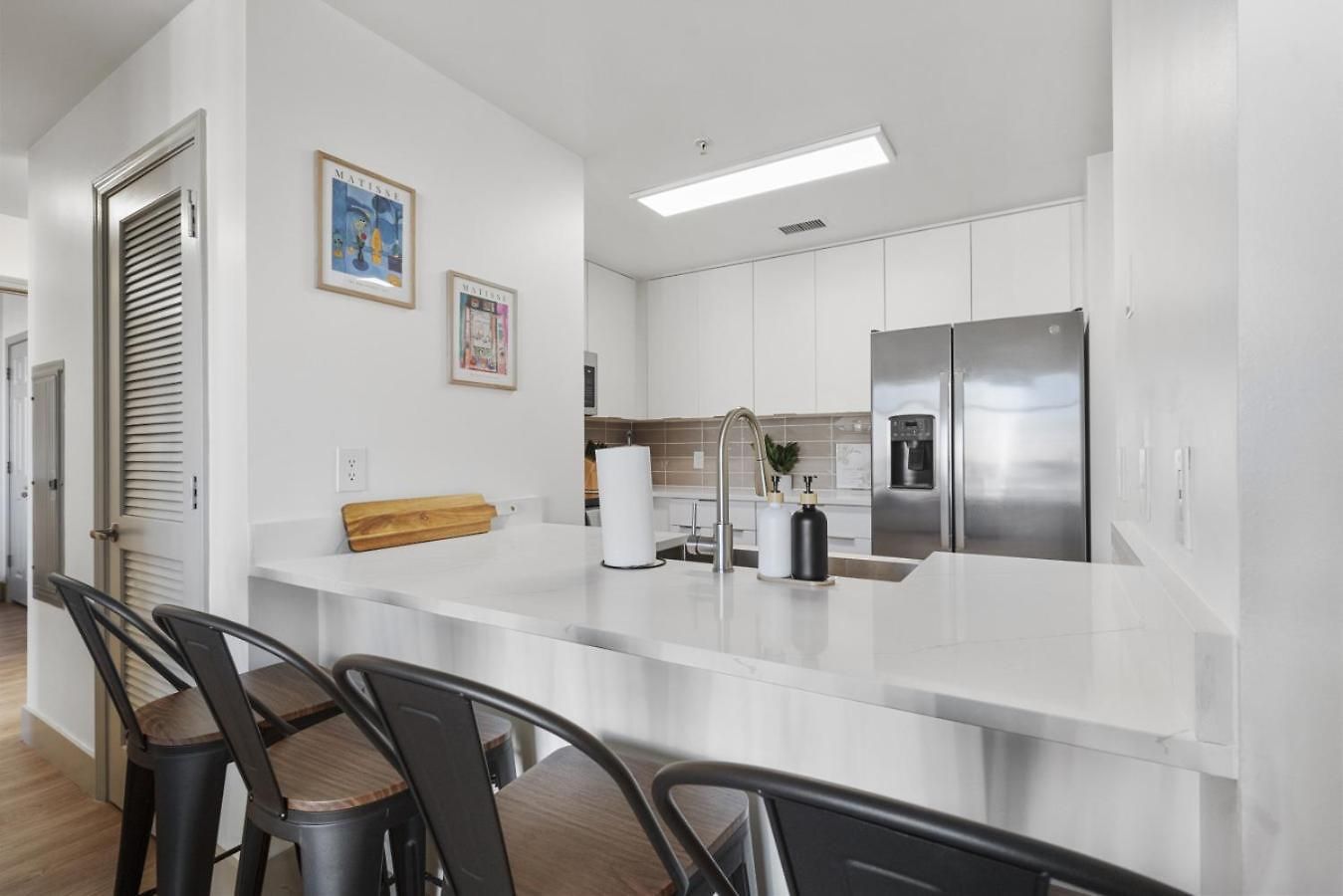 Uptown Luxury - Floor King Suite, Free Parking *