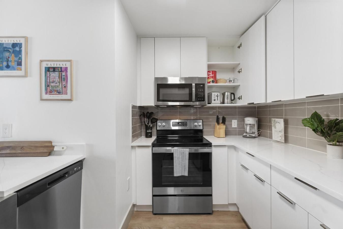 Uptown Luxury - Floor King Suite, Free Parking *