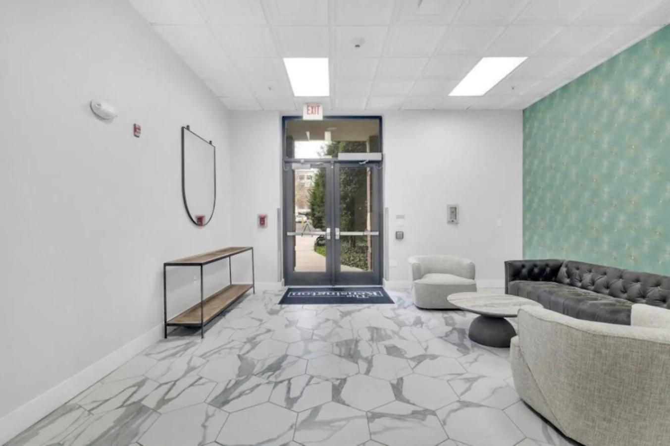 Uptown Luxury - Floor King Suite, Free Parking