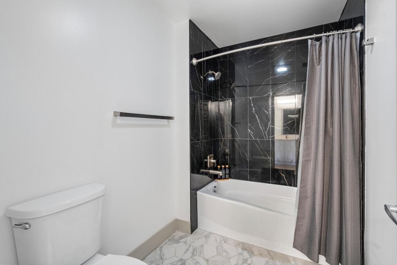 Modern Marvel - Free Parking, Gym, Near Stadium Apartment Charlotte