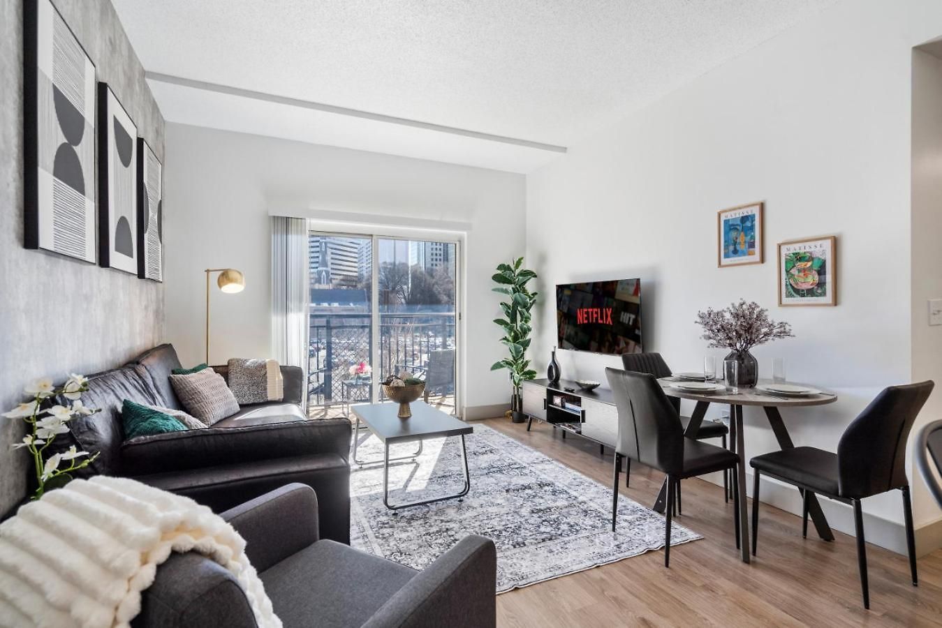 Modern Marvel - Free Parking, Gym, Near Stadium Apartment *