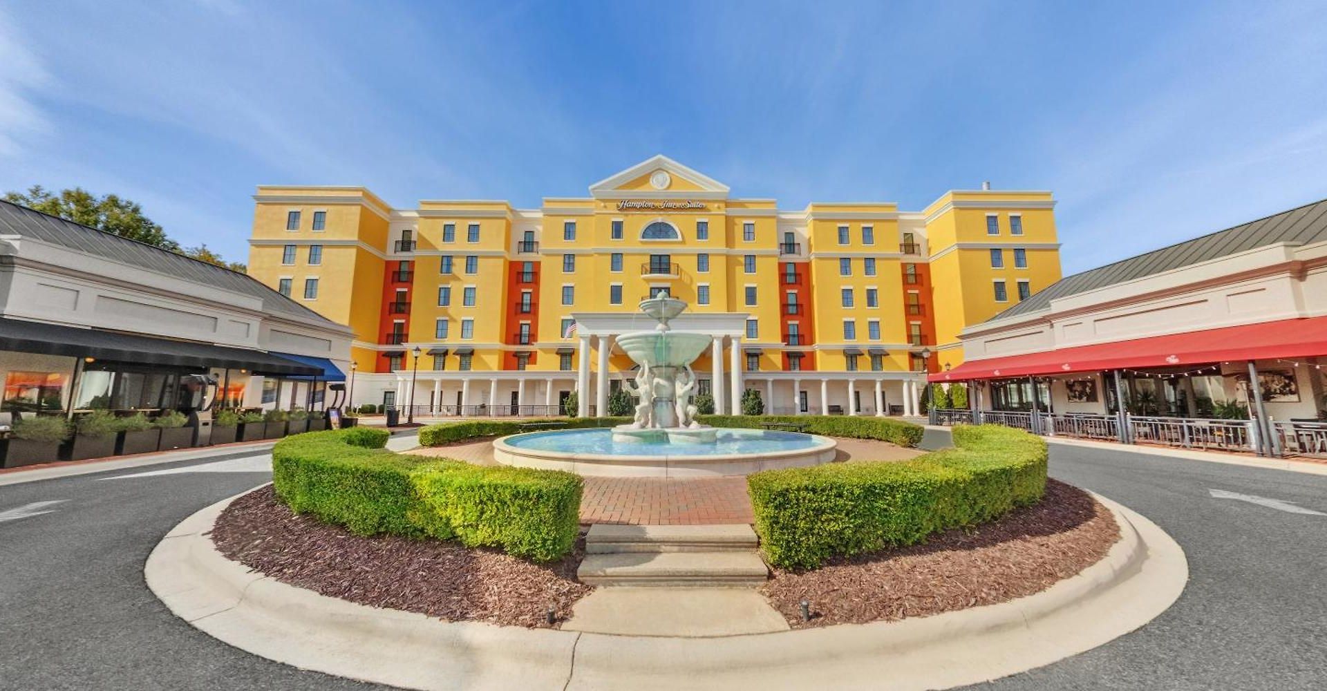 Hotel Hampton & South Park At Phillips Place 3*