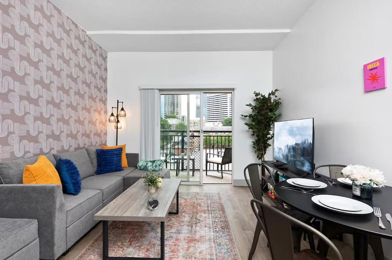 Stylish 4 Bed - 2 Mins To Stadium - Free Parking - Gym - Views *