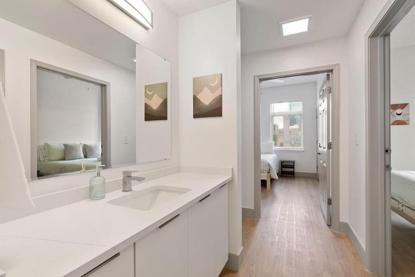 Stylish 4 Bed - 2 Mins To Stadium - Free Parking - Gym - Views Apartment Charlotte