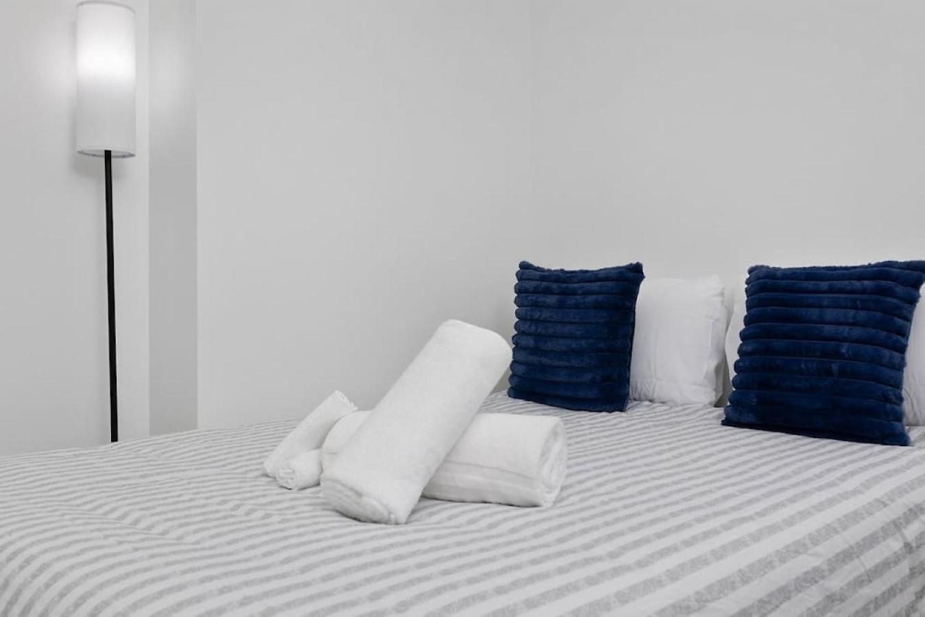 Stylish 4 Bed - 2 Mins To Stadium - Free Parking - Gym - Views Charlotte
