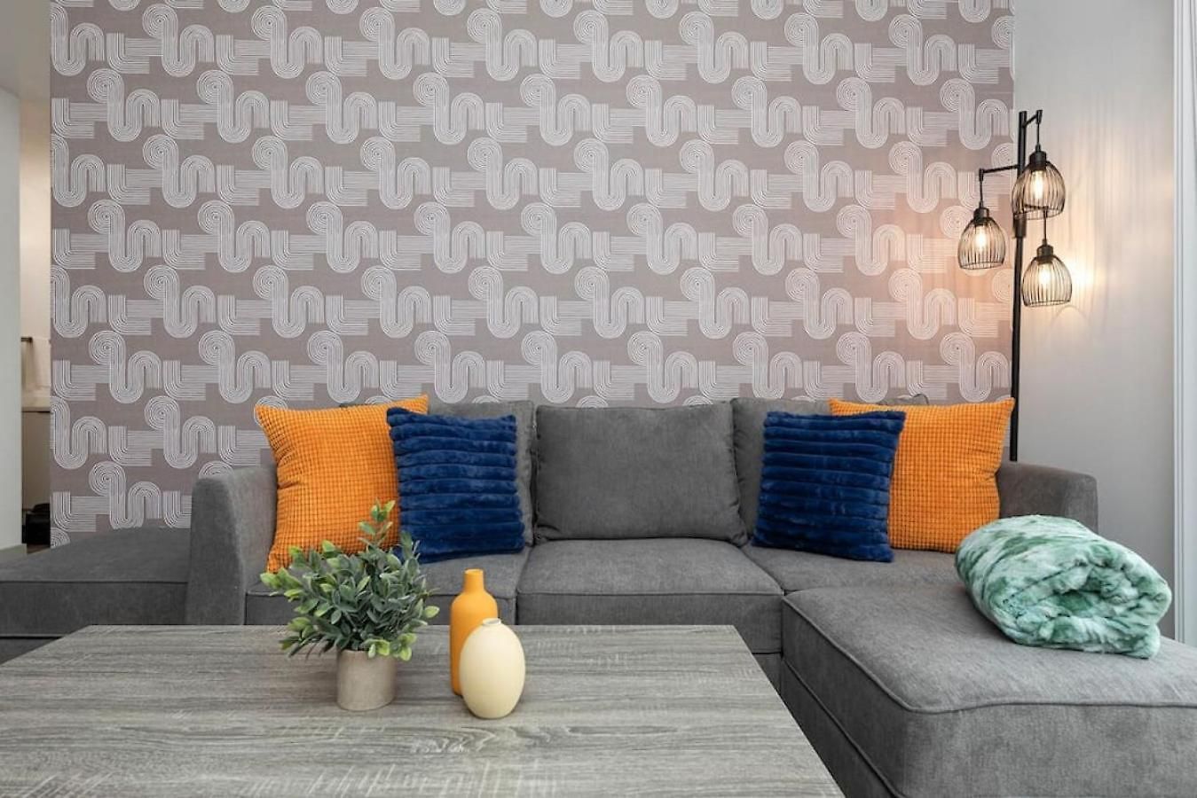 Stylish 4 Bed - 2 Mins To Stadium - Free Parking - Gym - Views Apartment *