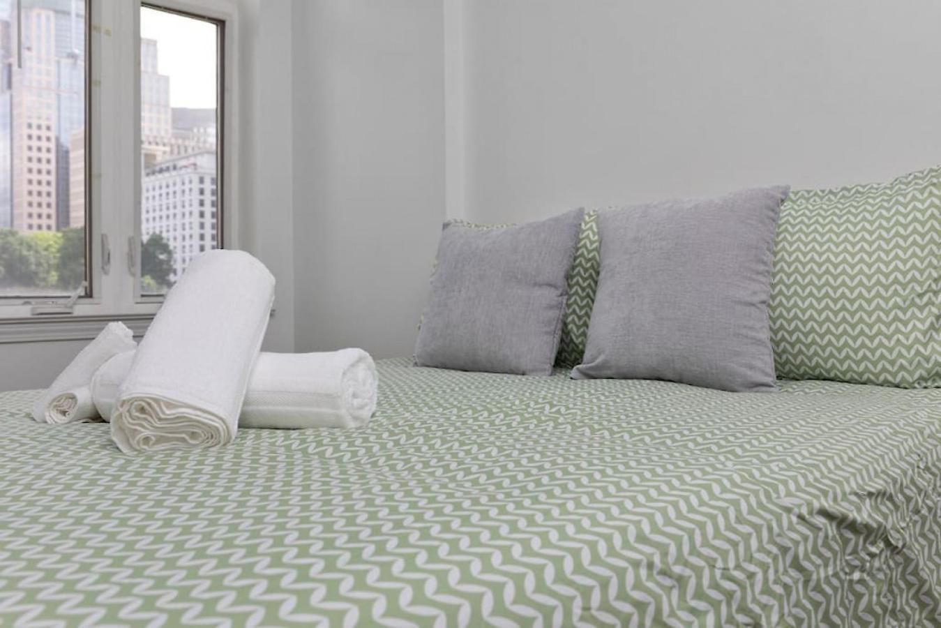 Stylish 4 Bed - 2 Mins To Stadium - Free Parking - Gym - Views * Charlotte