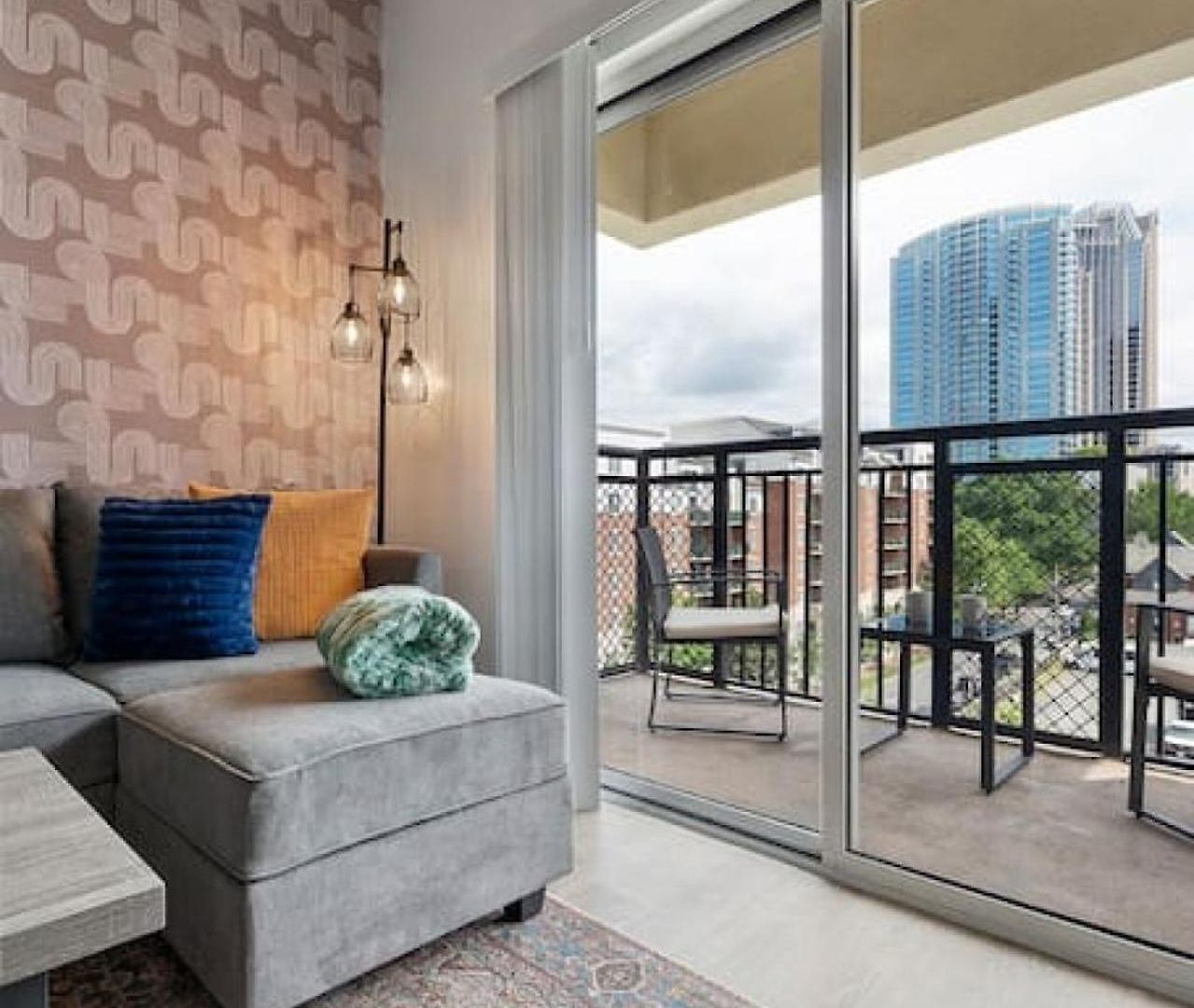 Stylish 4 Bed - 2 Mins To Stadium - Free Parking - Gym - Views *