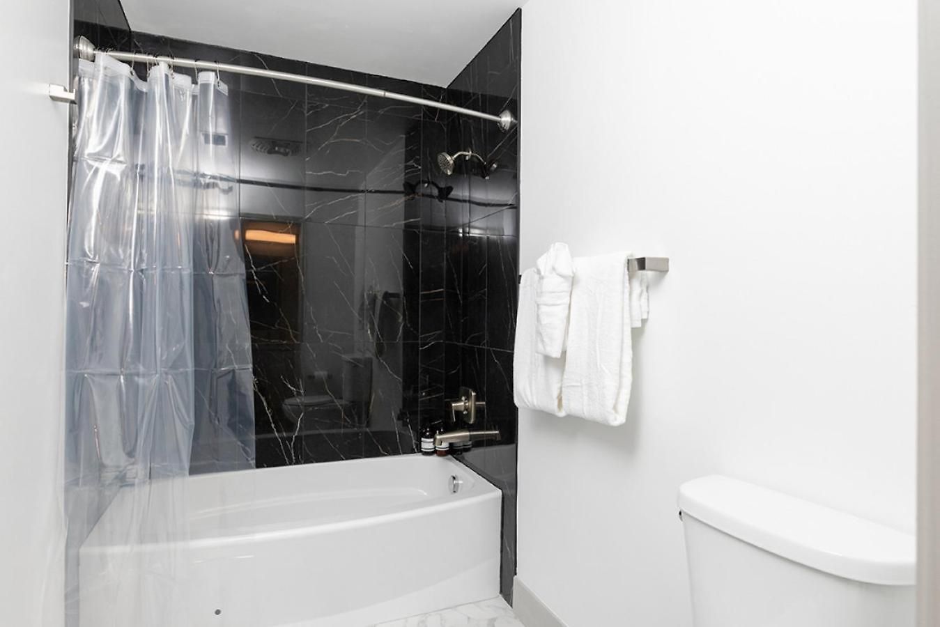 The Hornet - Cozy And Spacious 3br - Free Parking - Views - 2 Mins To Stadium Charlotte