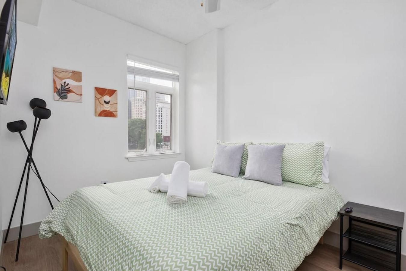 Stylish 4 Bed - 2 Mins To Stadium - Free Parking - Gym - Views Apartment *