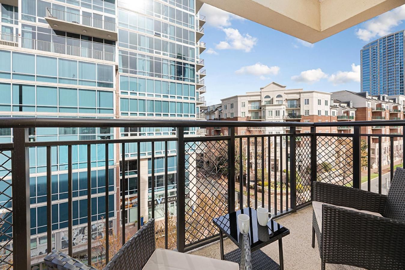 The Hornet - Cozy And Spacious 3br - Free Parking - Views - 2 Mins To Stadium Apartment Charlotte