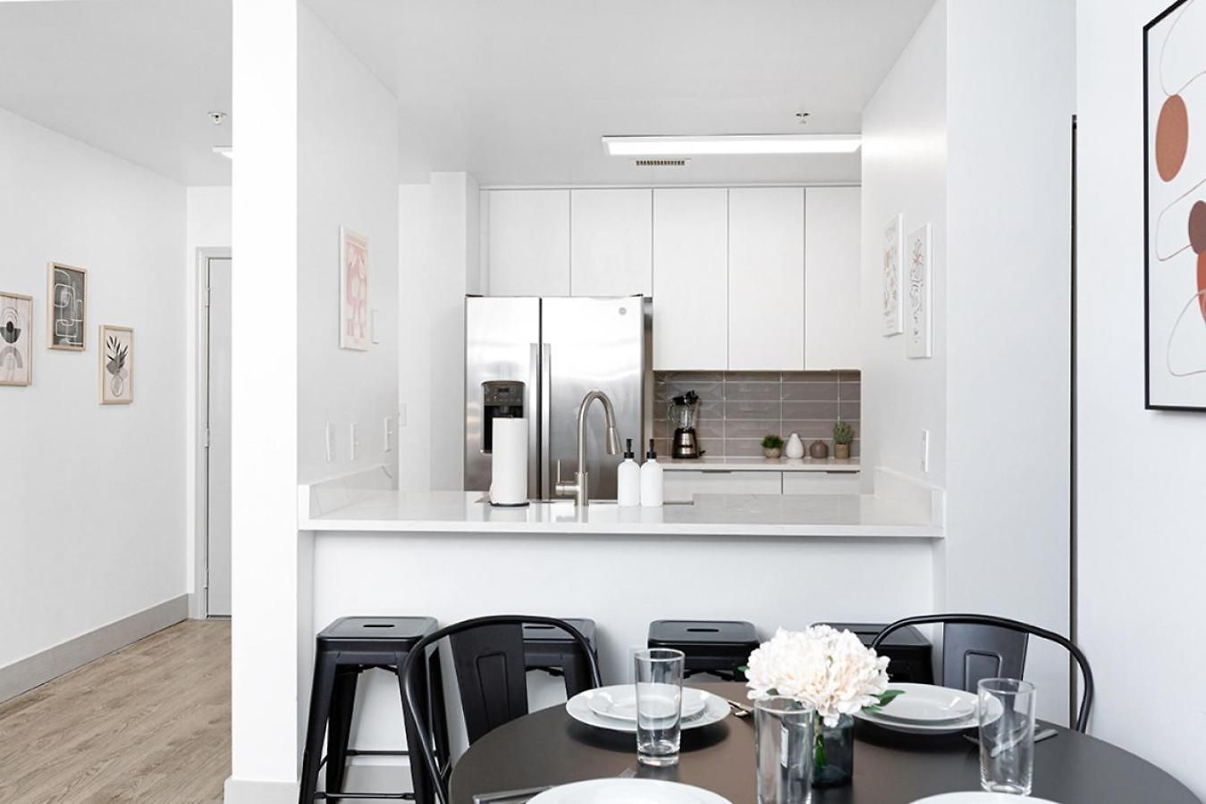 The Hornet - Cozy And Spacious 3br - Free Parking - Views - 2 Mins To Stadium Apartment