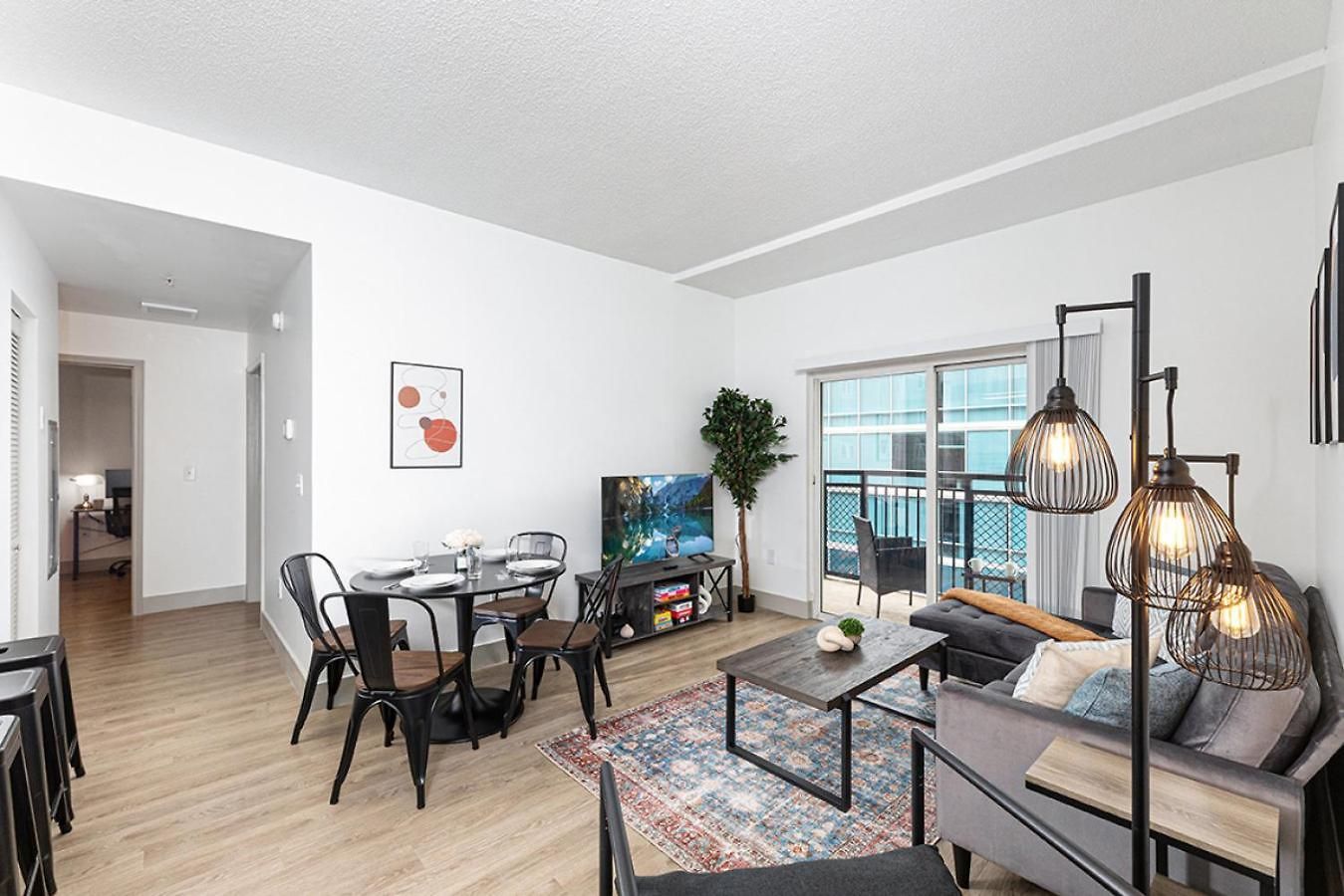 The Hornet - Cozy And Spacious 3br - Free Parking - Views - 2 Mins To Stadium Apartment *