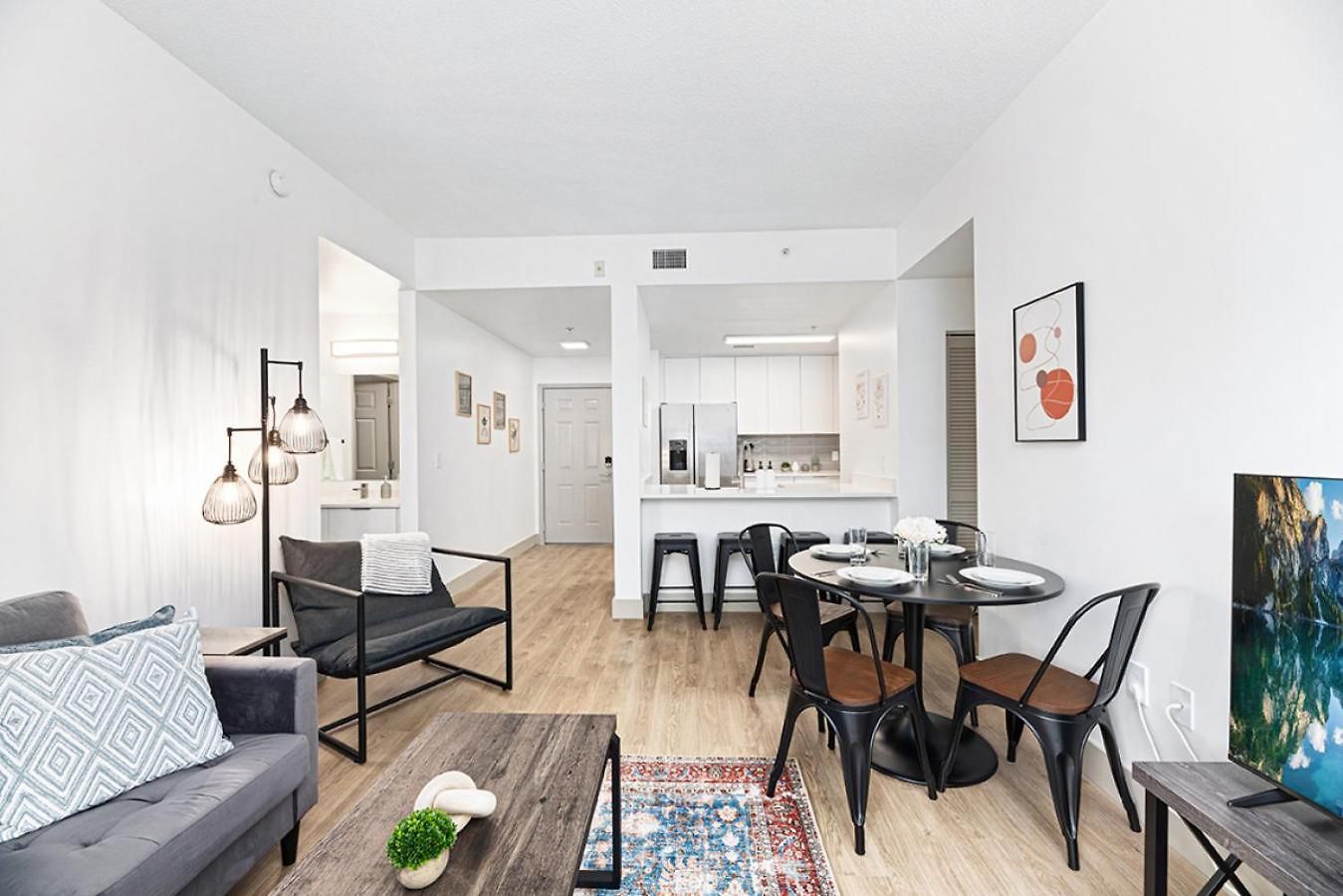The Hornet - Cozy And Spacious 3br - Free Parking - Views - 2 Mins To Stadium Apartment Charlotte