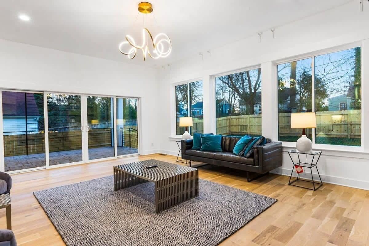 Charlotte's Modern Luxe - Your Stylish Haven Holiday home *