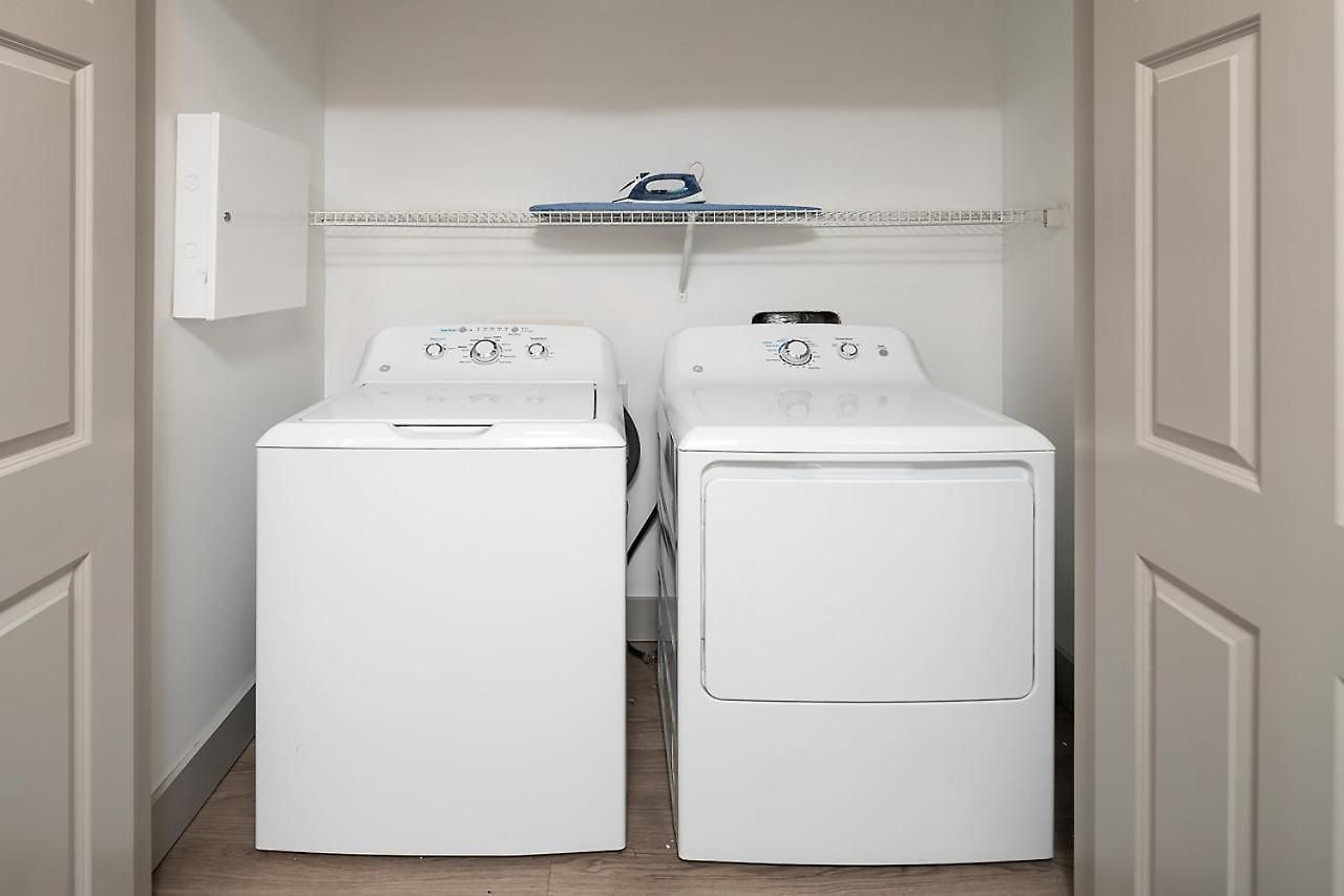 Beautiful Blue Spacious Free Parking View Gym Apartment *