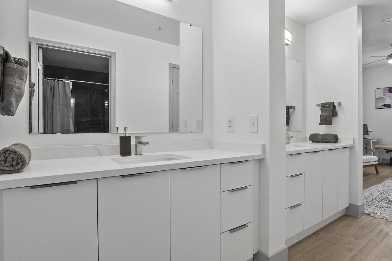 Apartment Beautiful Blue Spacious Free Parking View Gym Charlotte