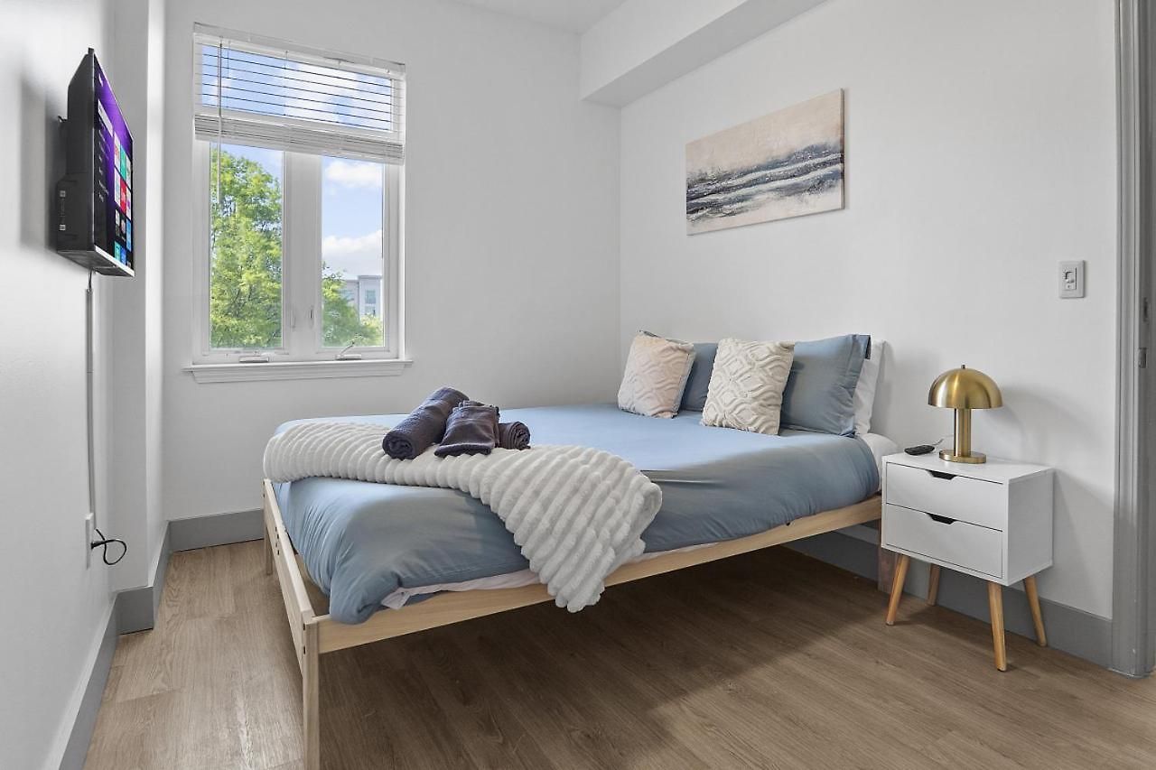 Beautiful Blue Spacious Free Parking View Gym Apartment *