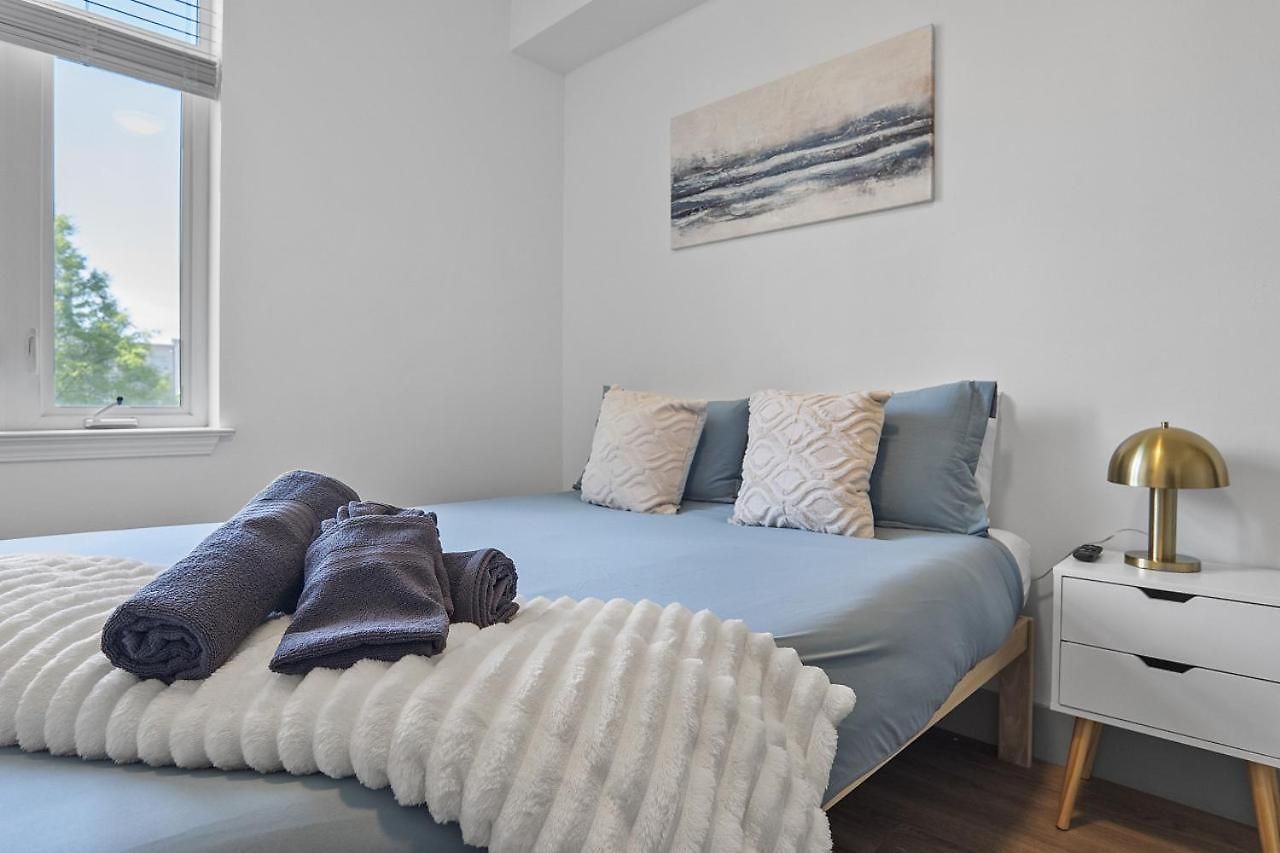 Beautiful Blue Spacious Free Parking View Gym Apartment