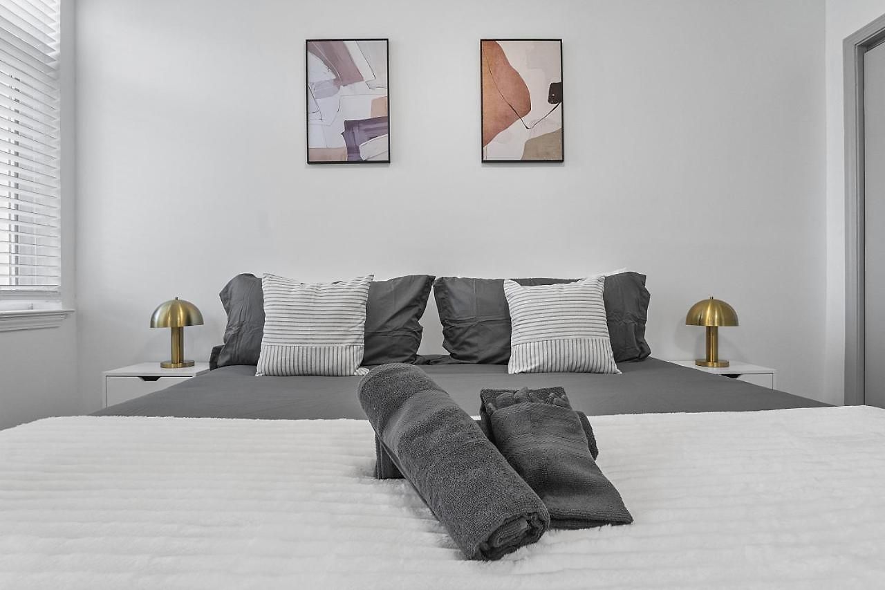 Apartment Beautiful Blue Spacious Free Parking View Gym Charlotte