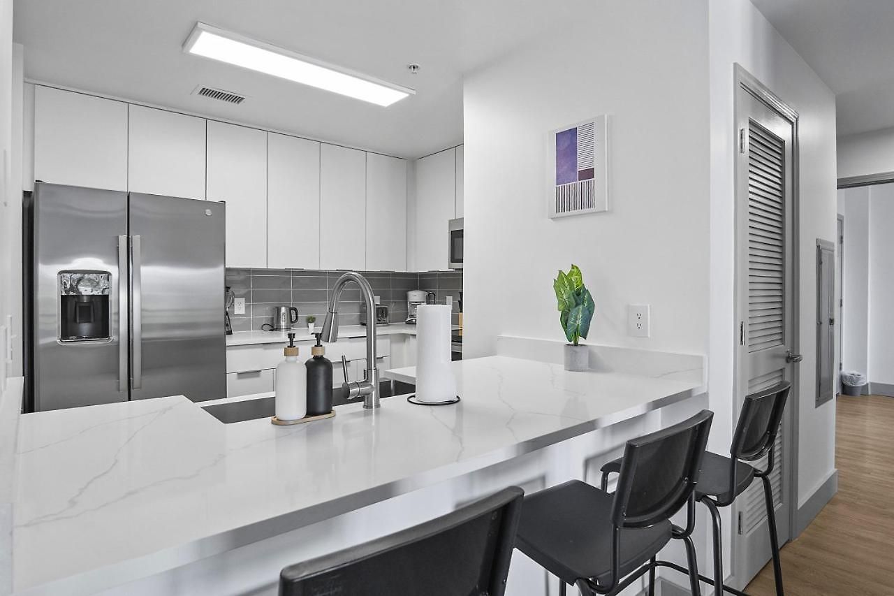 Beautiful Blue Spacious Free Parking View Gym Apartment