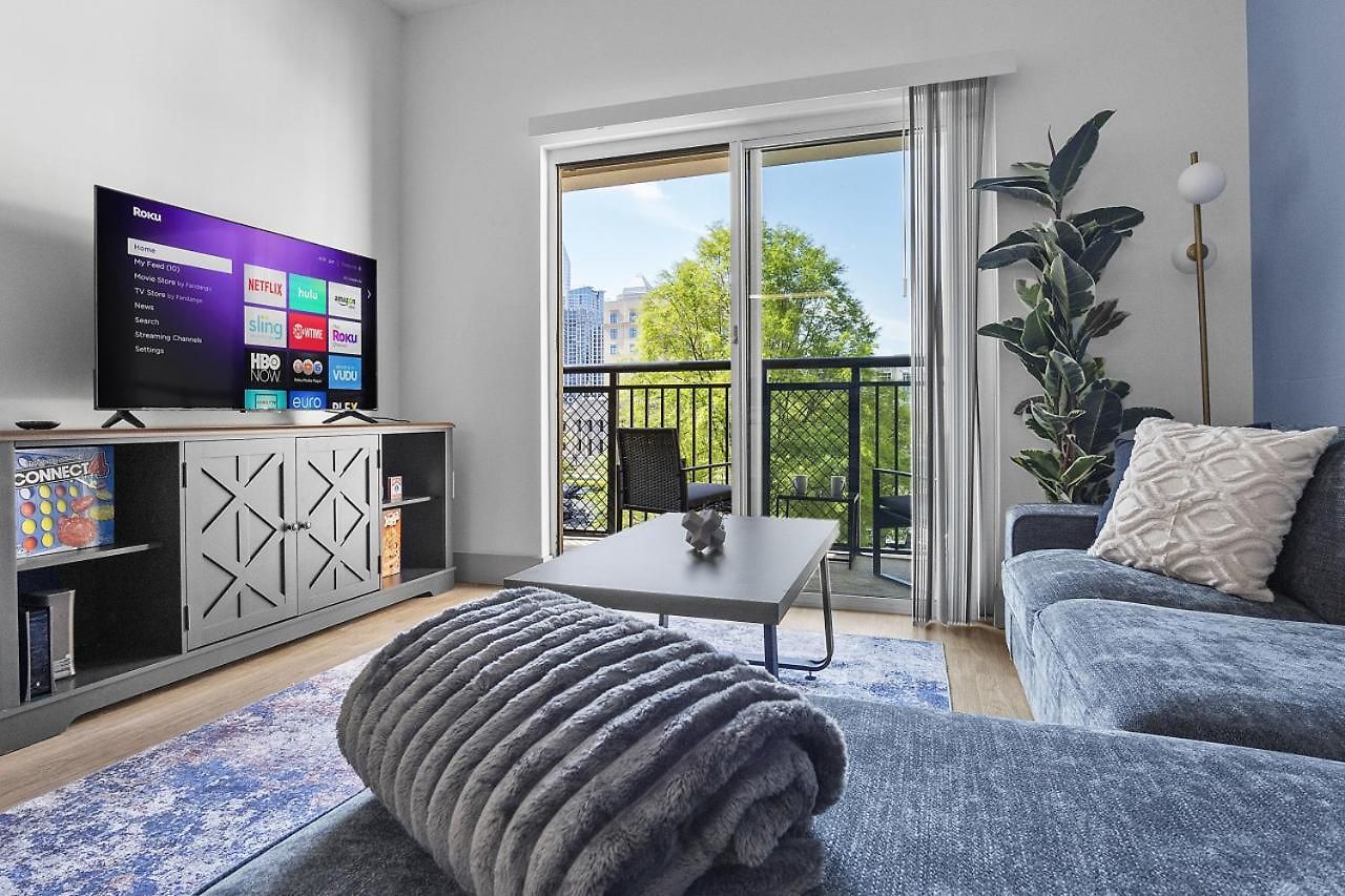 Beautiful Blue Spacious Free Parking View Gym Apartment Charlotte