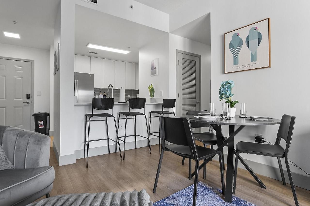Apartment Beautiful Blue Spacious Free Parking View Gym Charlotte