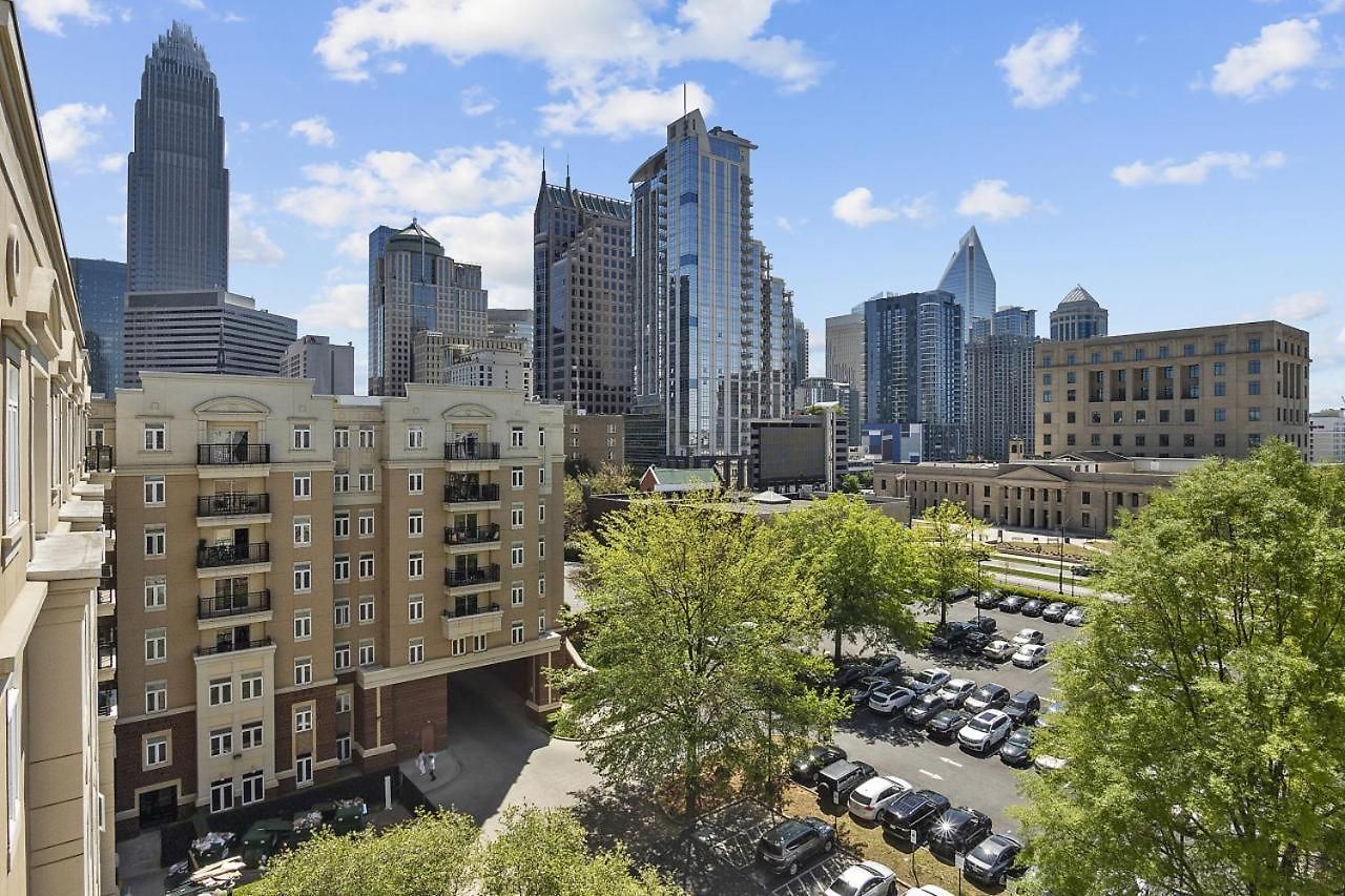 Beautiful Blue Spacious Free Parking View Gym * Charlotte