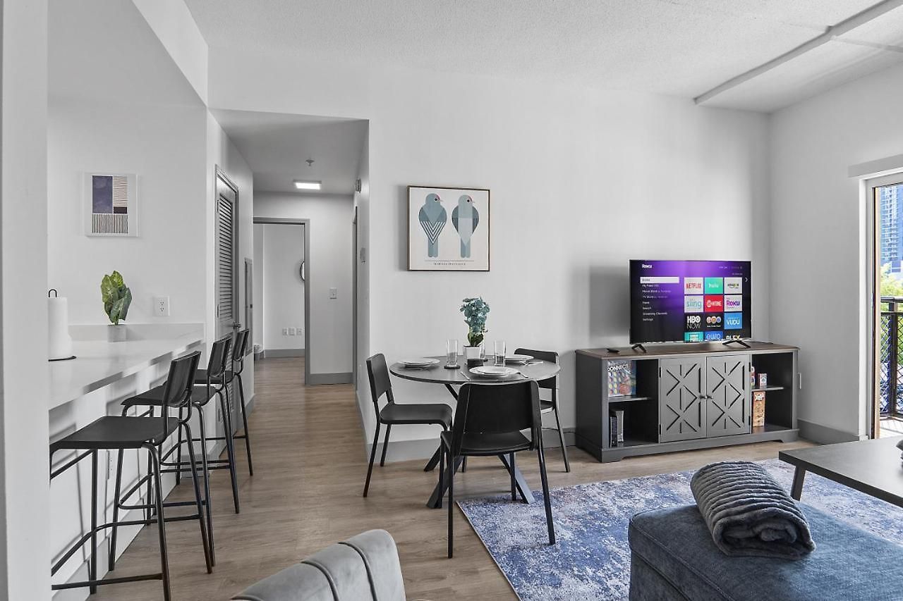 Beautiful Blue Spacious Free Parking View Gym Apartment Charlotte