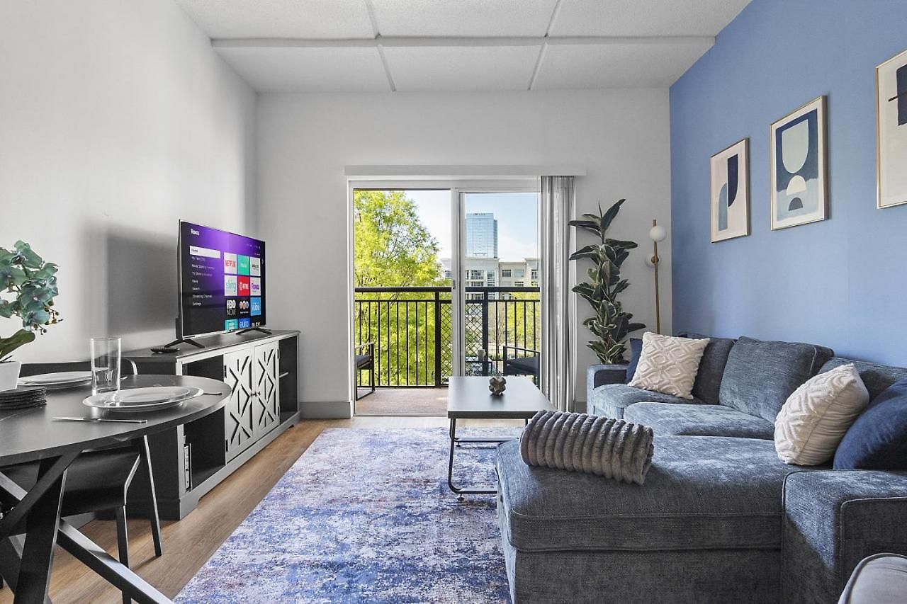Beautiful Blue Spacious Free Parking View Gym Apartment *