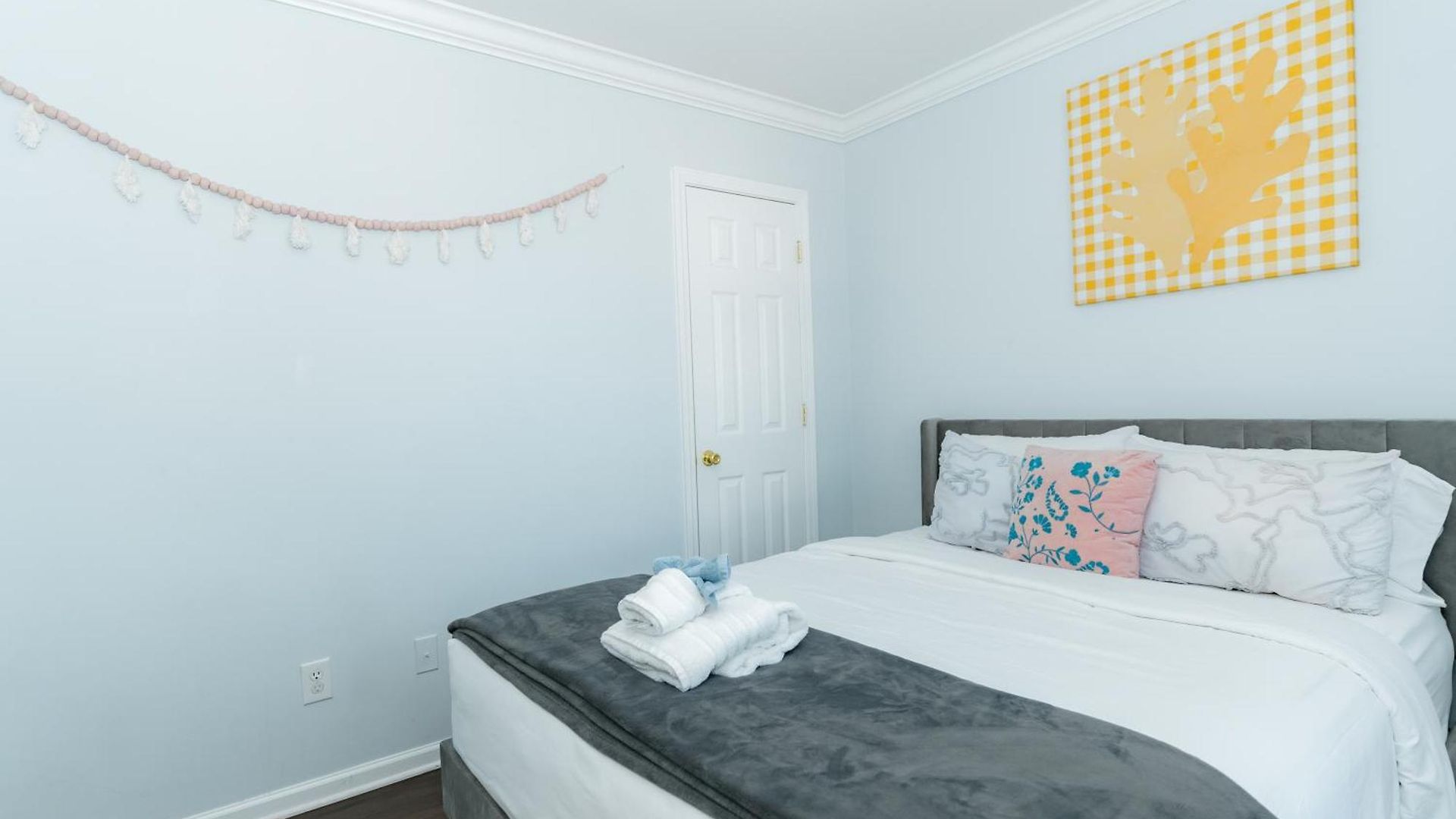 Holiday home Downtown Gem With Fenced Yard, Bbq Grill And Firepit