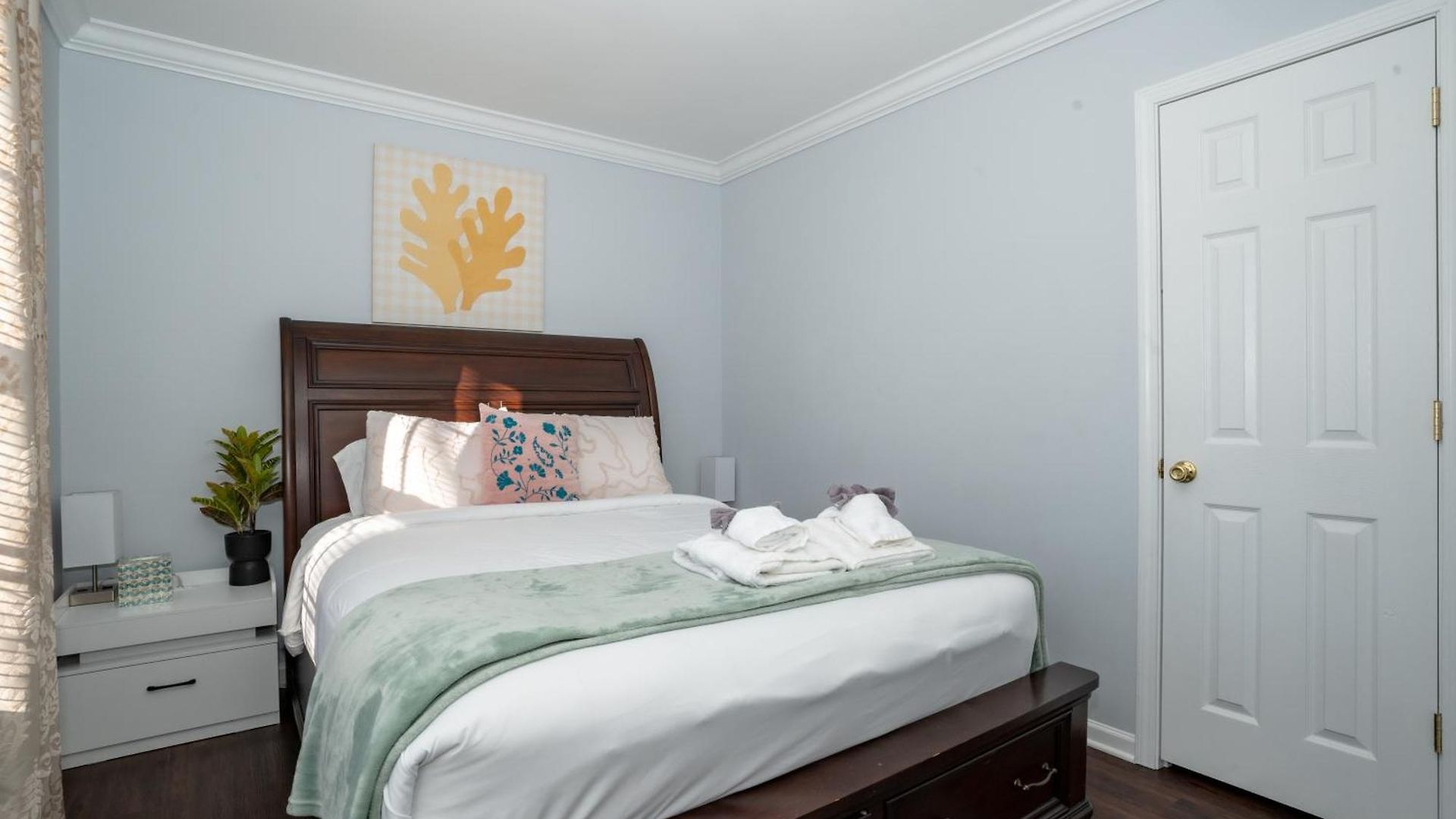 Downtown Gem With Fenced Yard, Bbq Grill And Firepit Holiday home