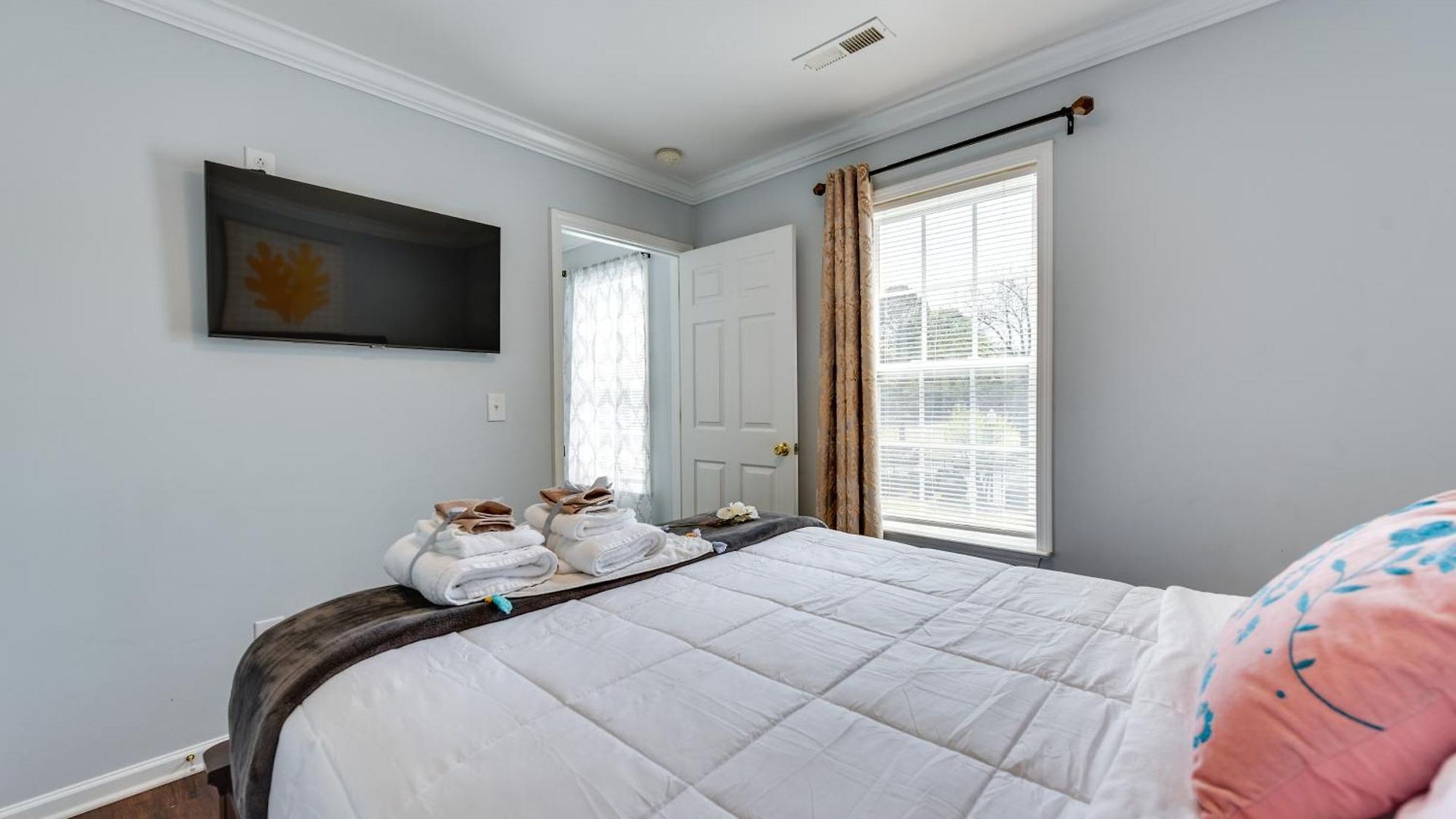 Holiday home Downtown Gem With Fenced Yard, Bbq Grill And Firepit Charlotte