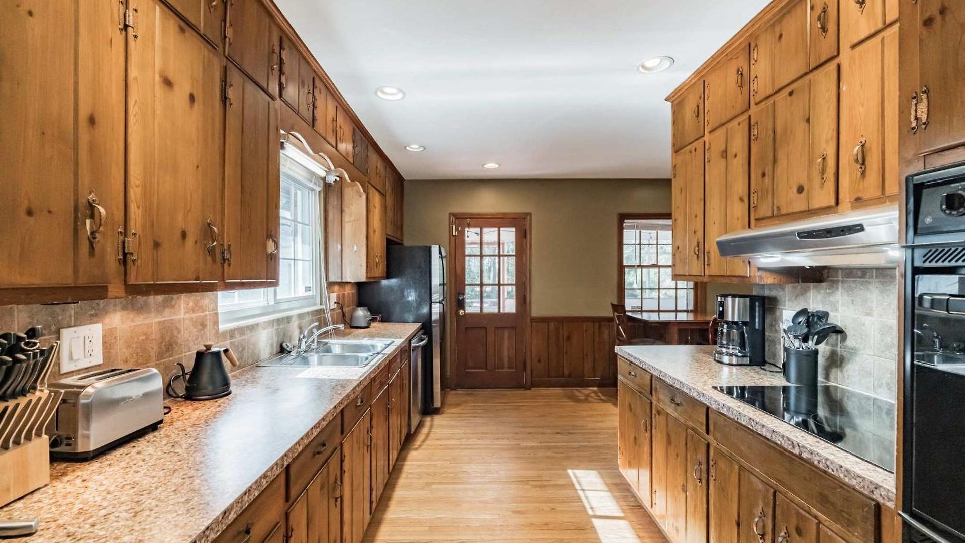 4 Bedroom Ranch In Prime Southpark Backyard And Porch *