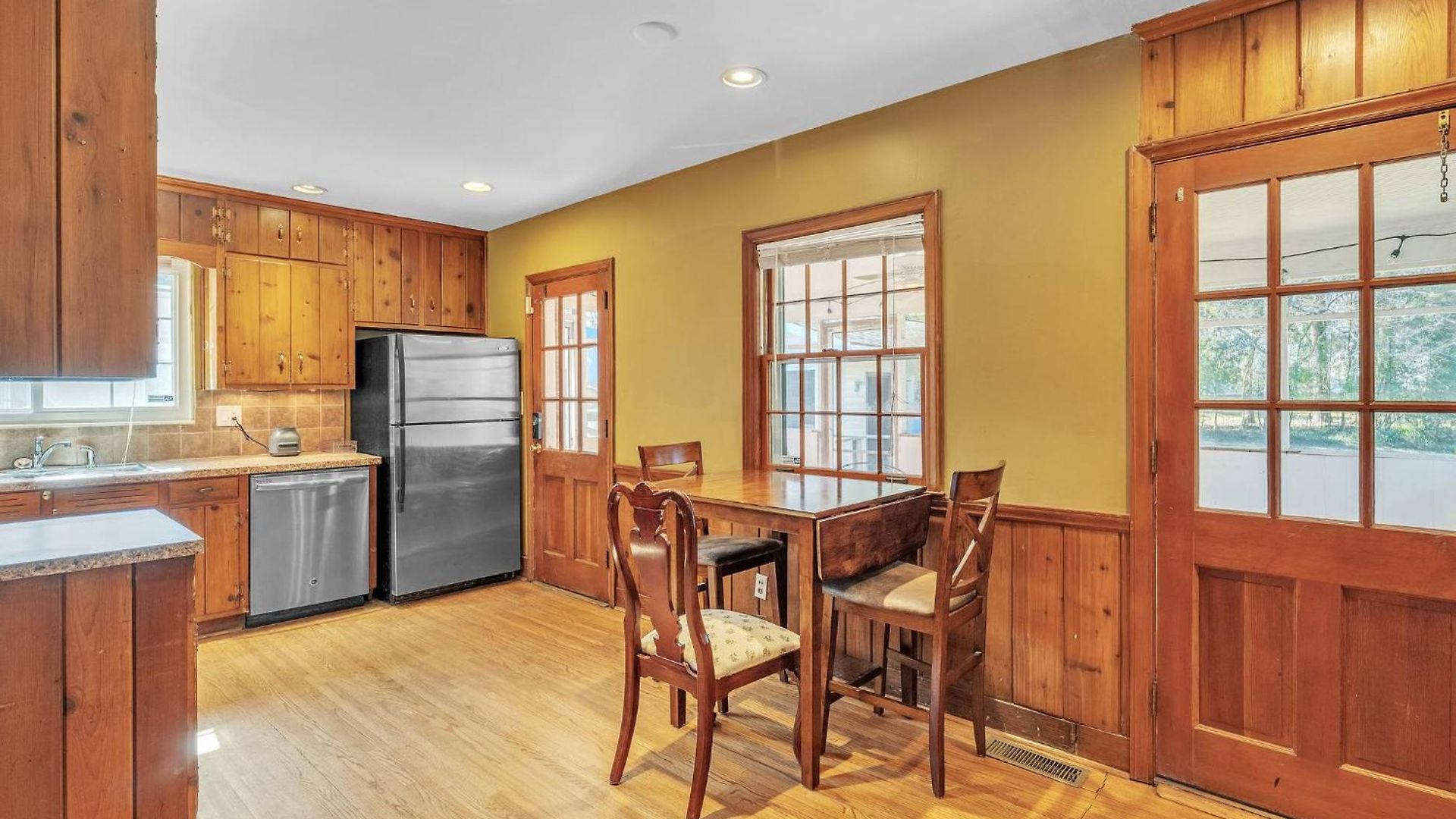 4 Bedroom Ranch In Prime Southpark Backyard And Porch *