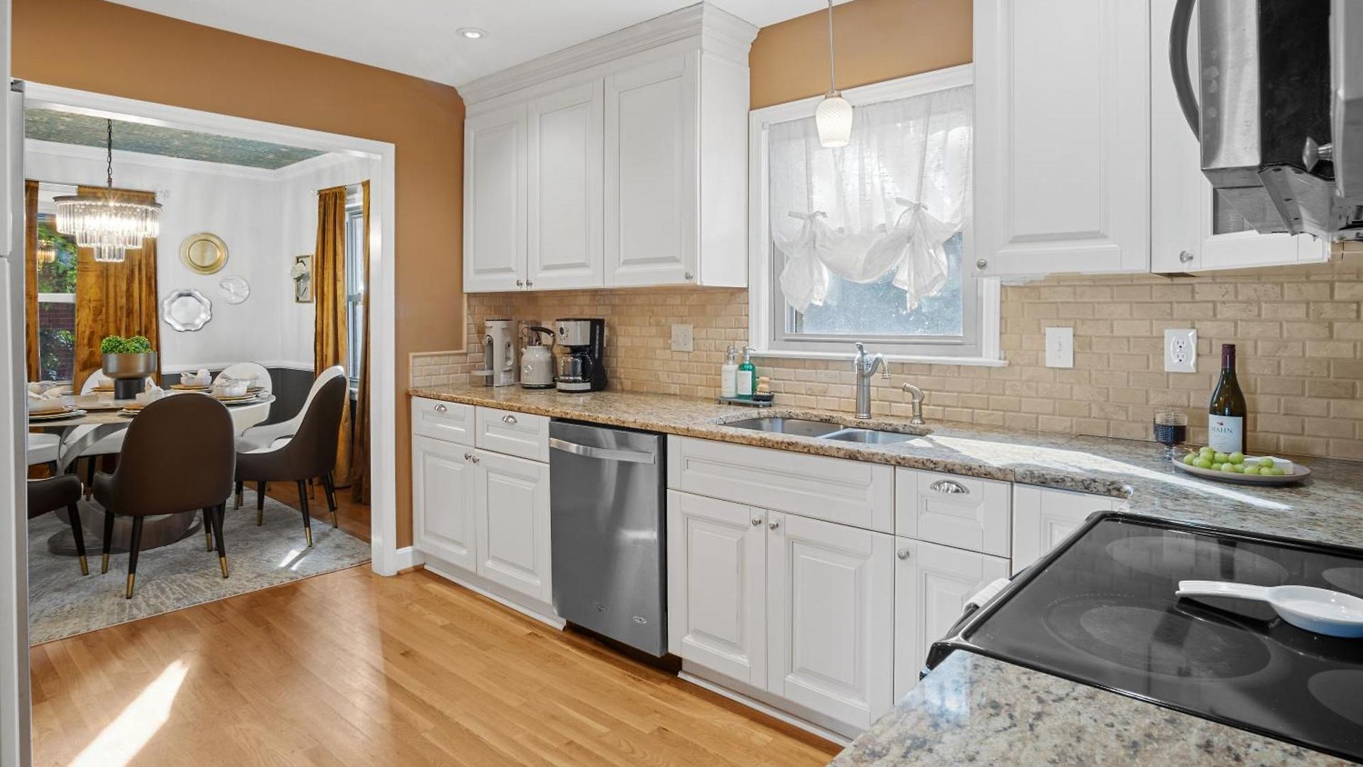 Holiday home Elegant 4bd Retreat - Backyard Bbq & Theater