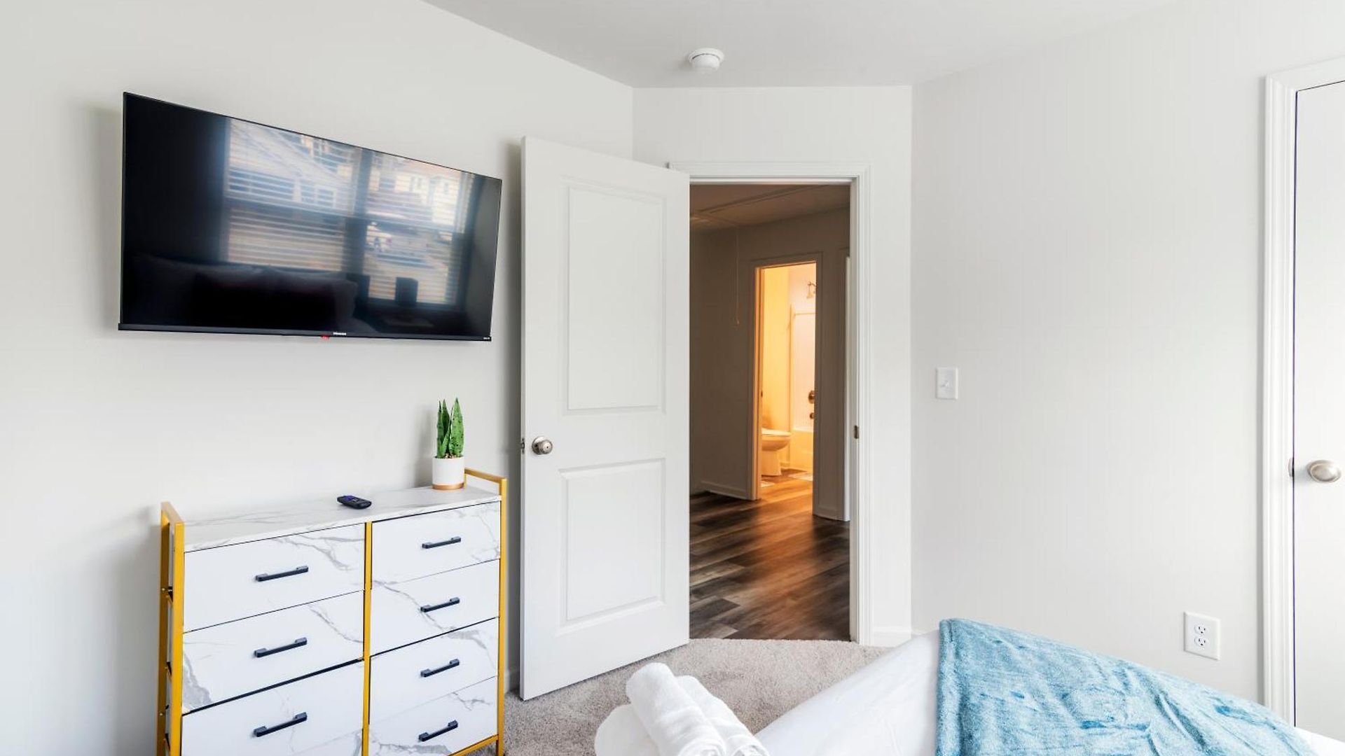 Chic 9 Min To Uptown Hot Tub & Private Yard Holiday home