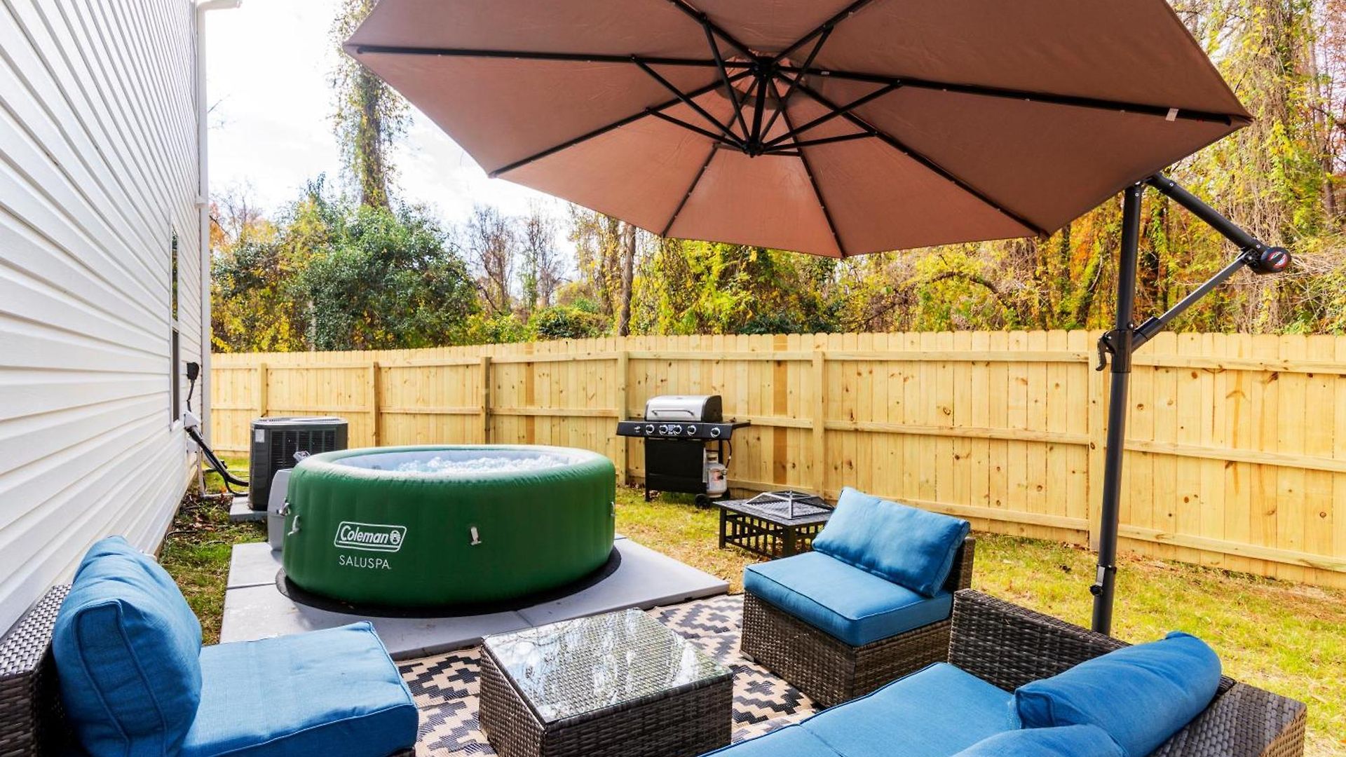 Holiday home Chic 9 Min To Uptown Hot Tub & Private Yard *