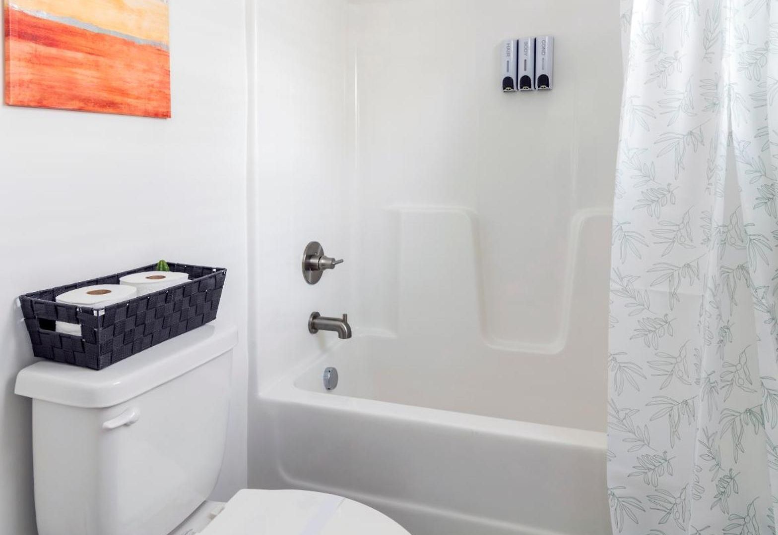 Chic 9 Min To Uptown Hot Tub & Private Yard Holiday home