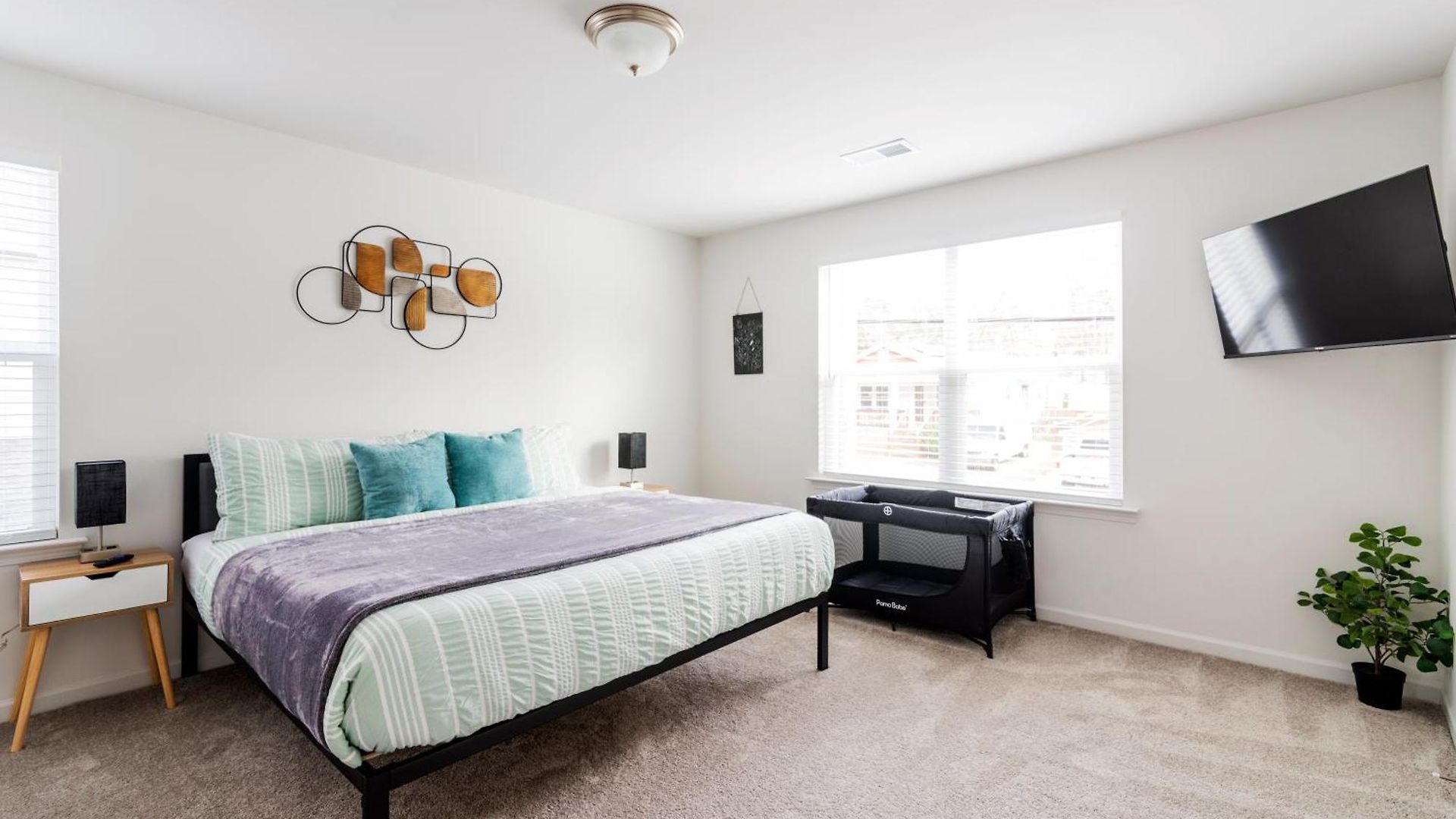 Holiday home Chic 9 Min To Uptown Hot Tub & Private Yard