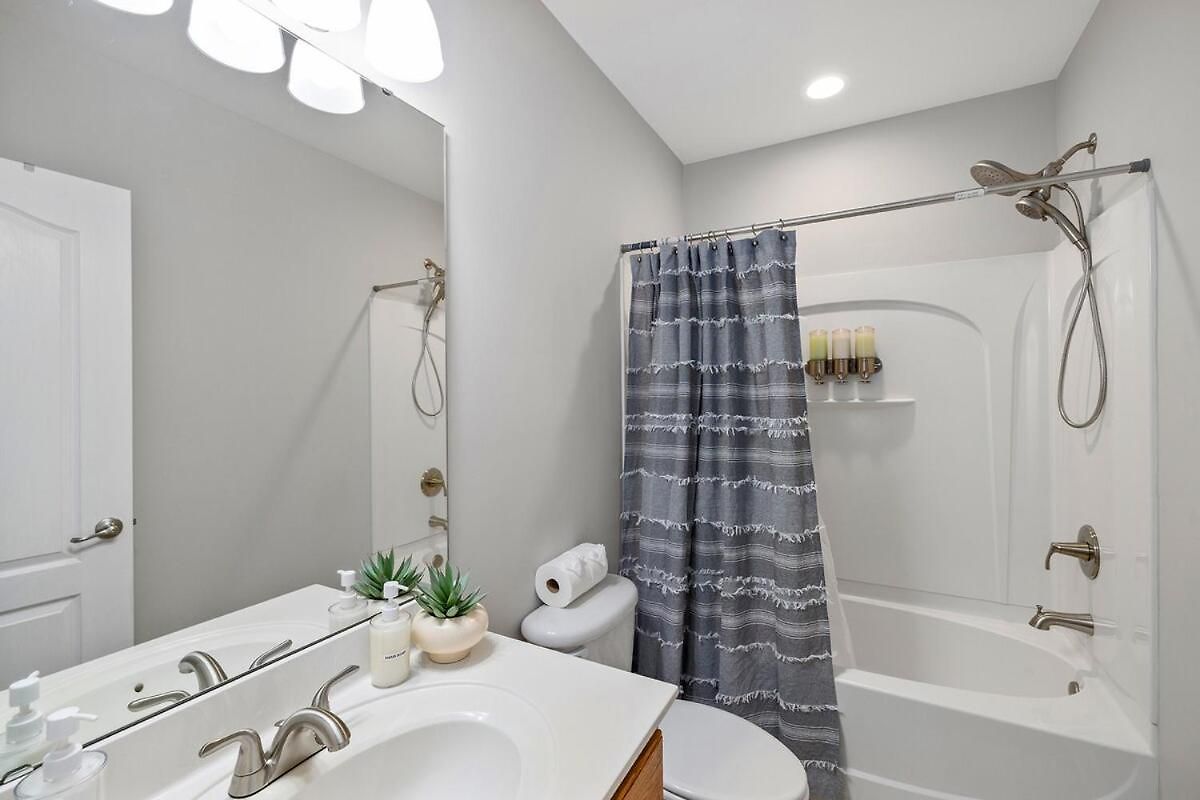 King And Queen Beds With A Gourmet Kitchen Holiday home Charlotte