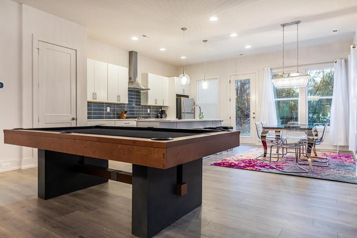 Pooltable-15 Mins To Uptown & Dt-king Bed! Holiday home Charlotte