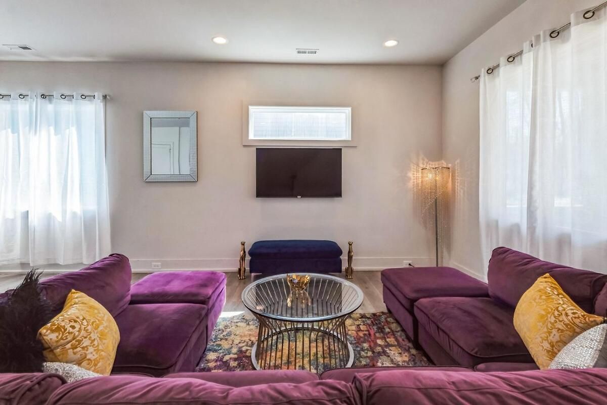 Pooltable-15 Mins To Uptown & Dt-king Bed! *