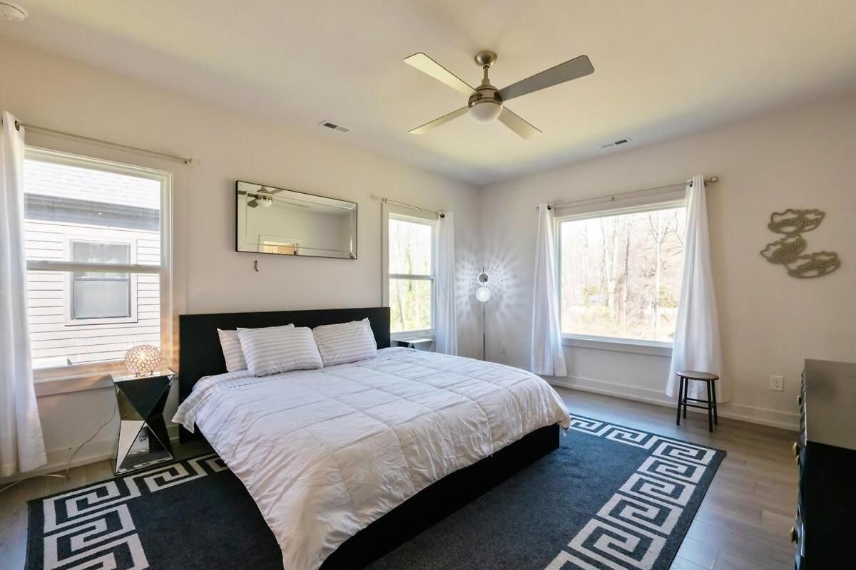 Pooltable-15 Mins To Uptown & Dt-king Bed! Holiday home Charlotte