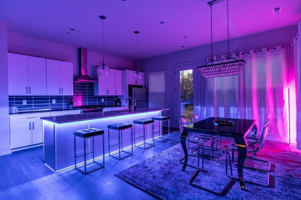 Pooltable-15 Mins To Uptown & Dt-king Bed! *