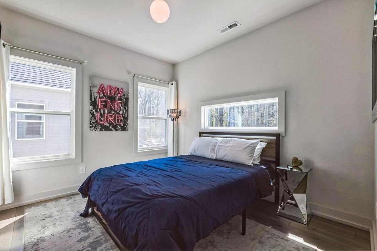 Pooltable-15 Mins To Uptown & Dt-king Bed!