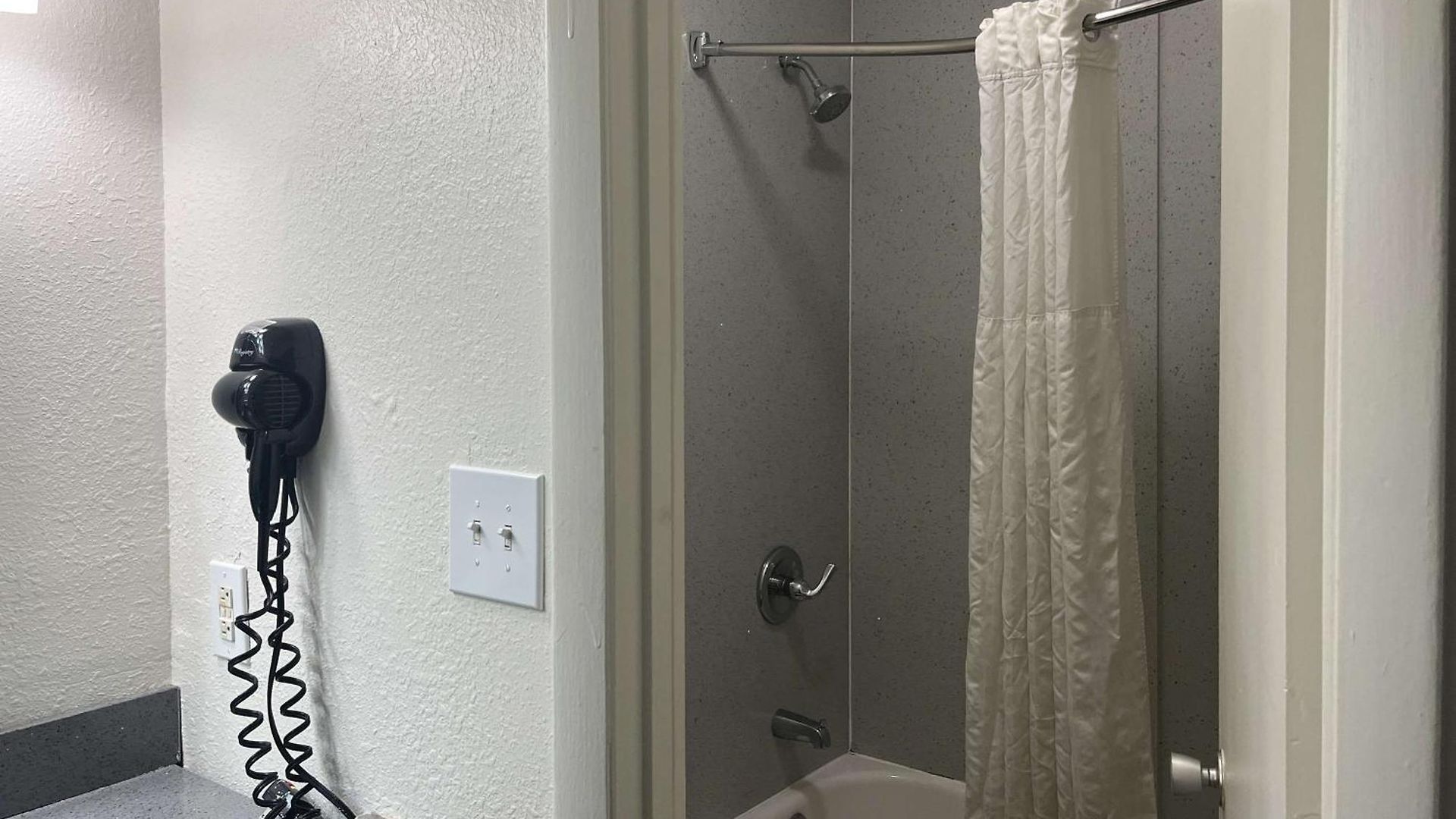 6 Charlotte, Nc - Airport South Hotel