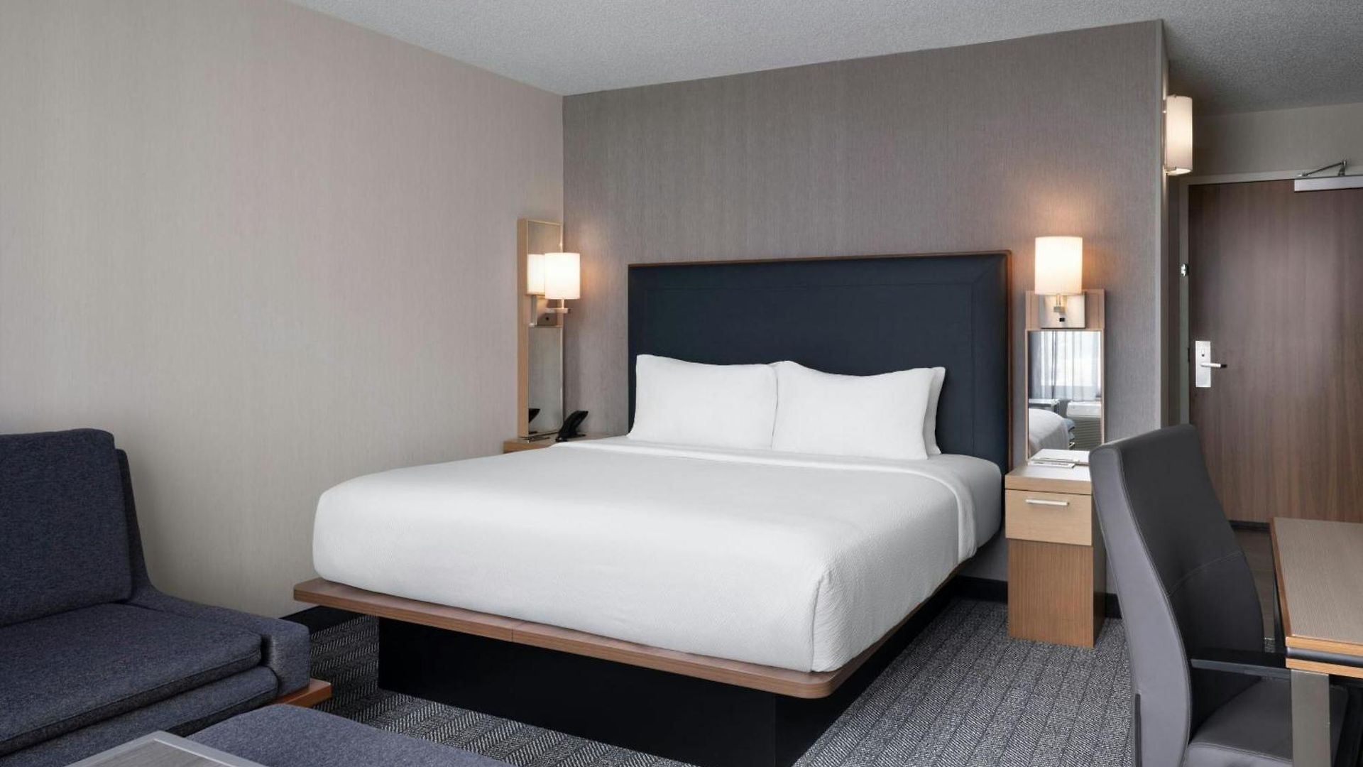 Courtyard Center 3*