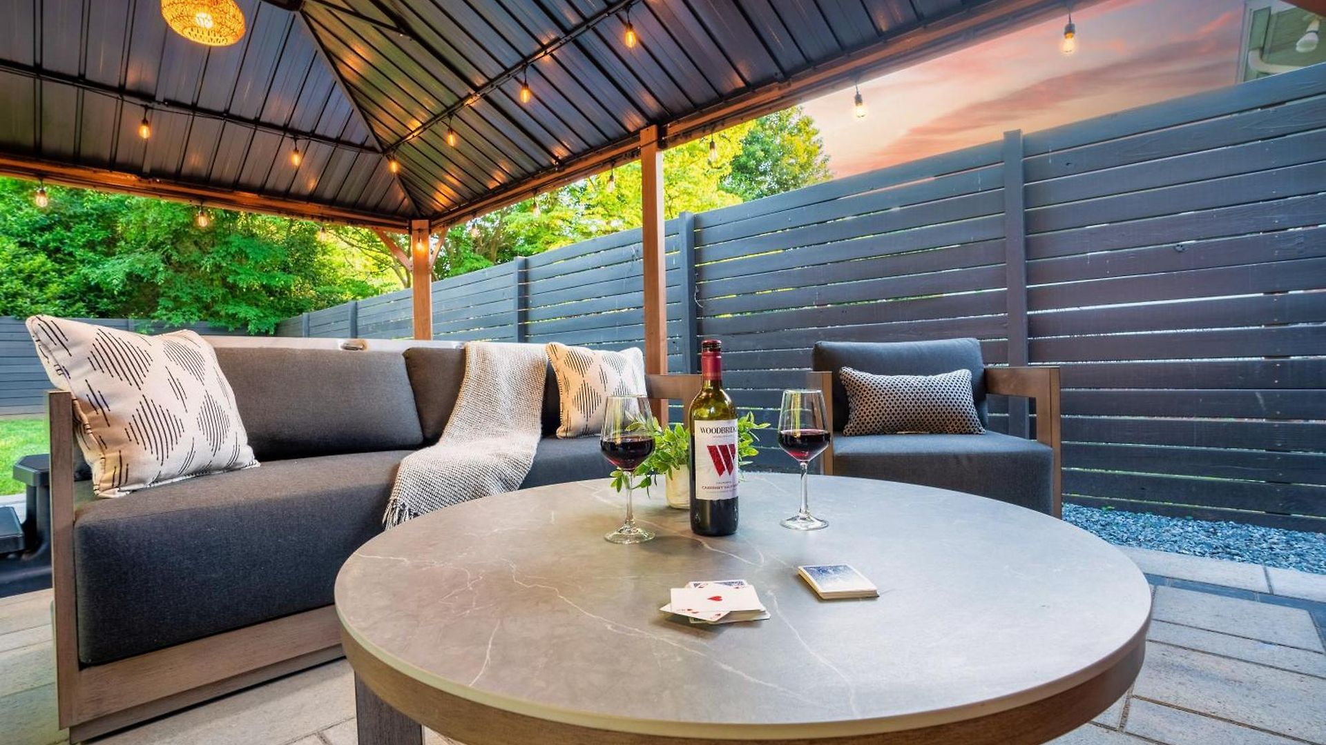 Holiday home Uptown Oasis, Hot Tub, Swing Chairs, Fire Pit, Gazebo